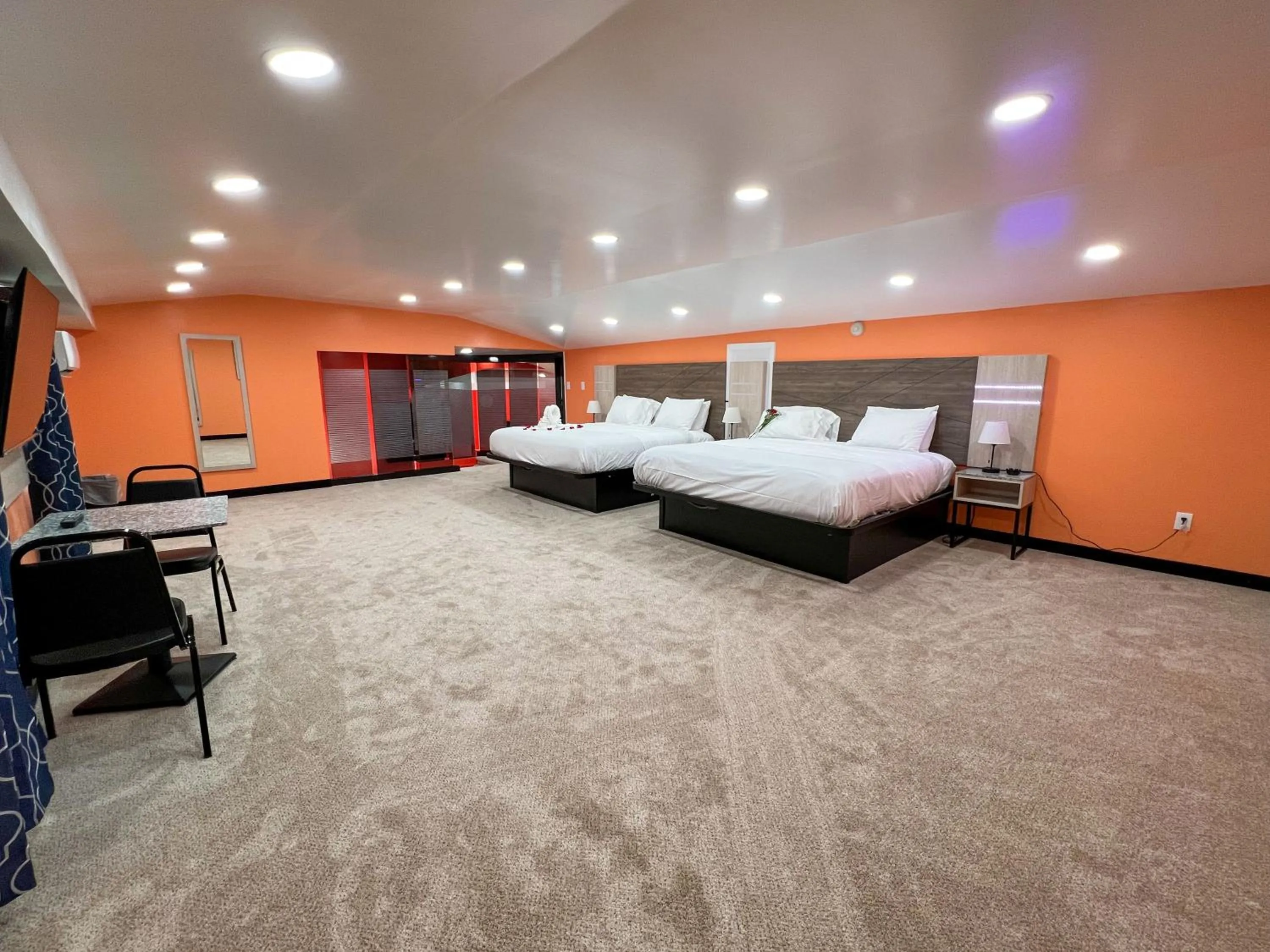 Photo of the whole room, Bed in Hollywood Motel