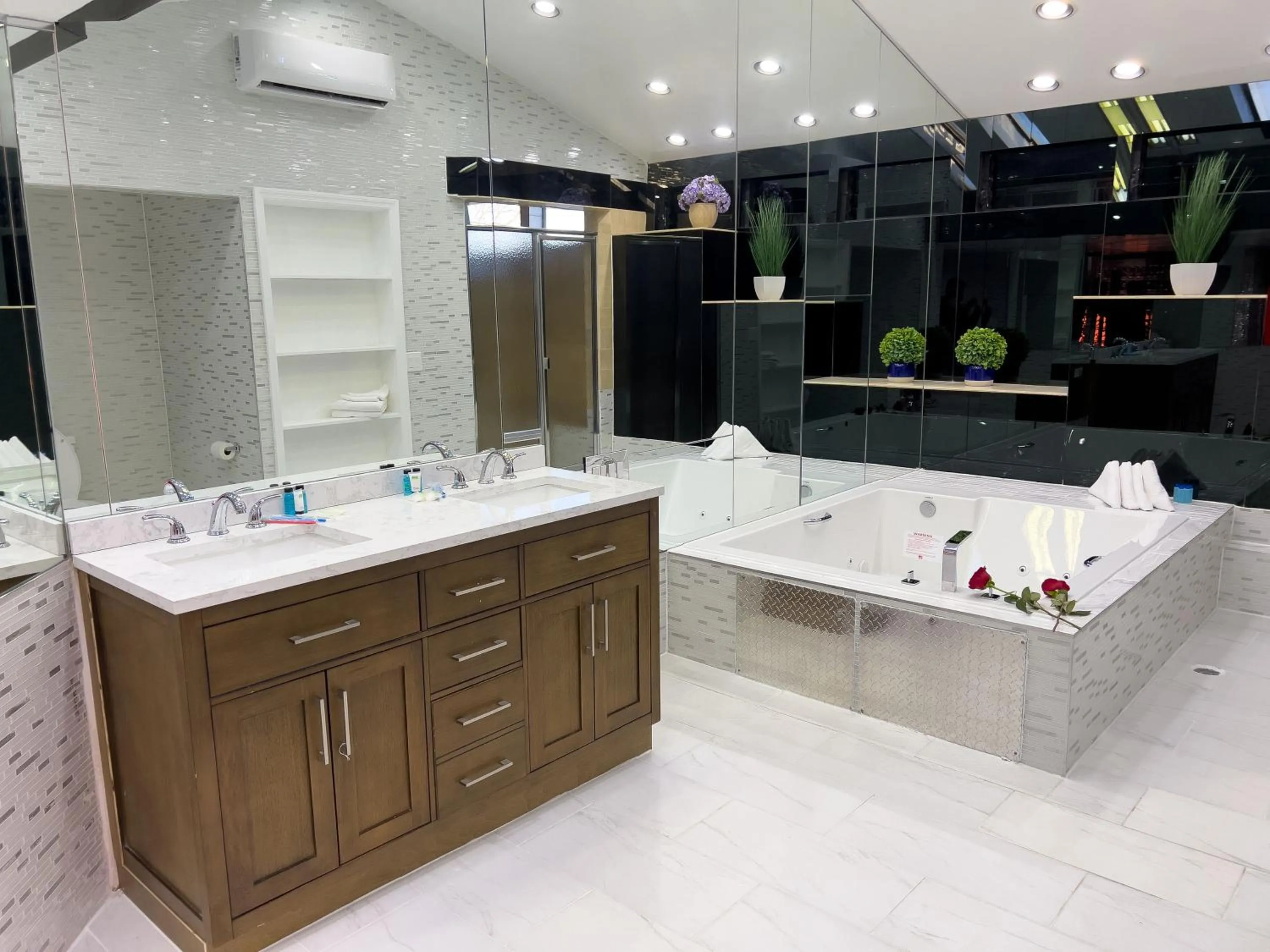 Bathroom in Hollywood Motel