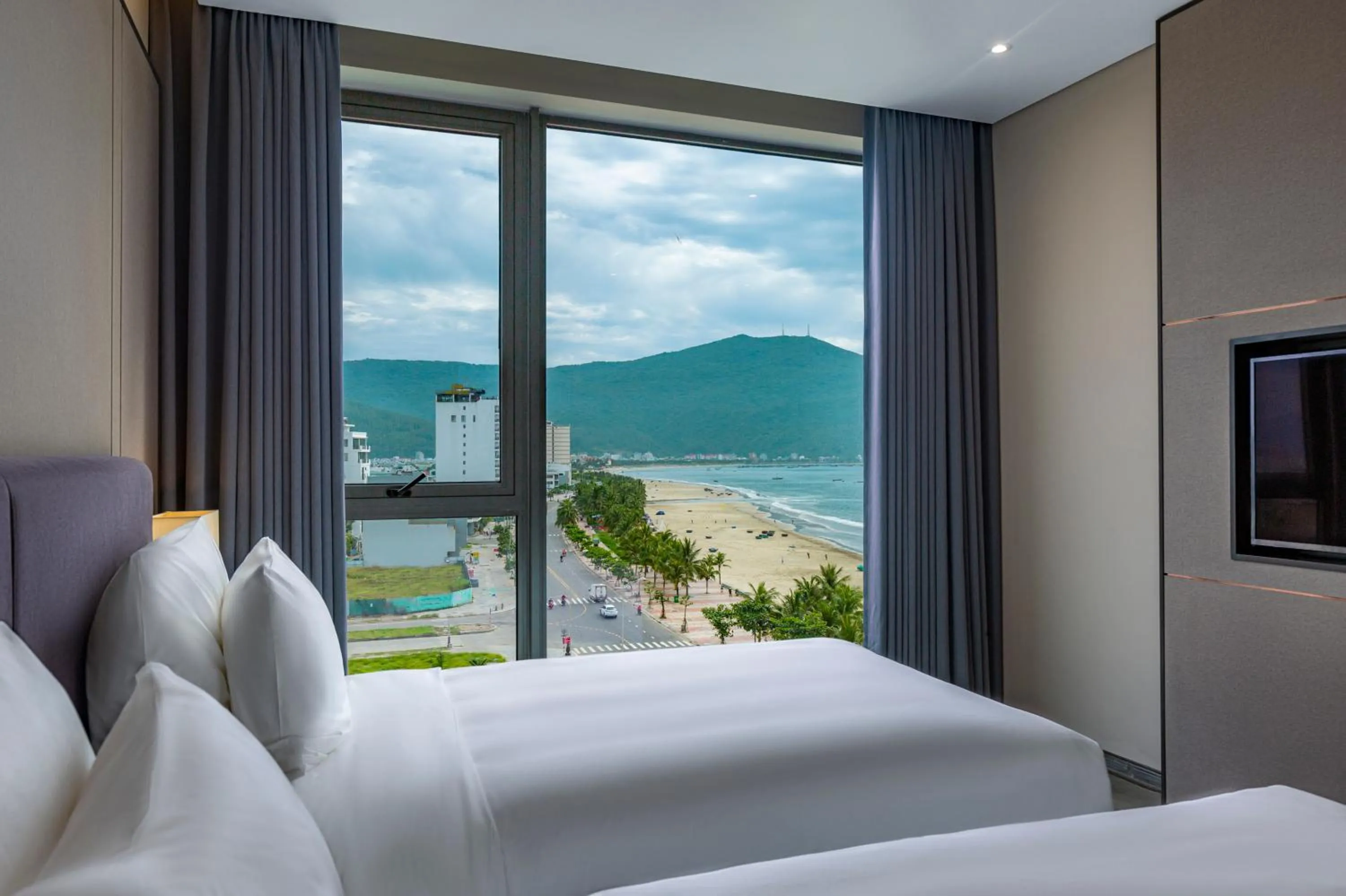 View (from property/room), Bed in Le Sands Oceanfront Danang Hotel