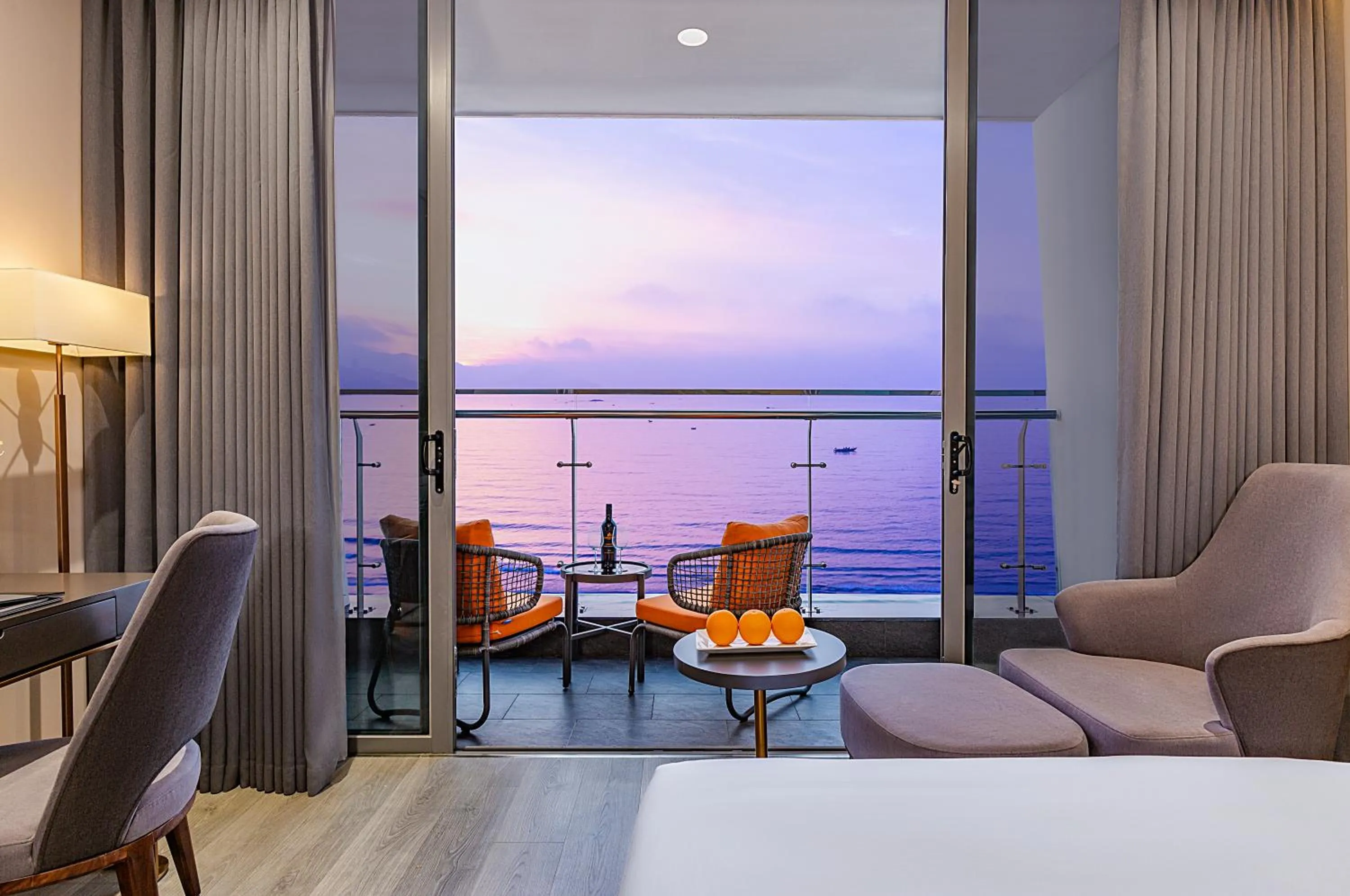 Sea view, Bed in Le Sands Oceanfront Danang Hotel