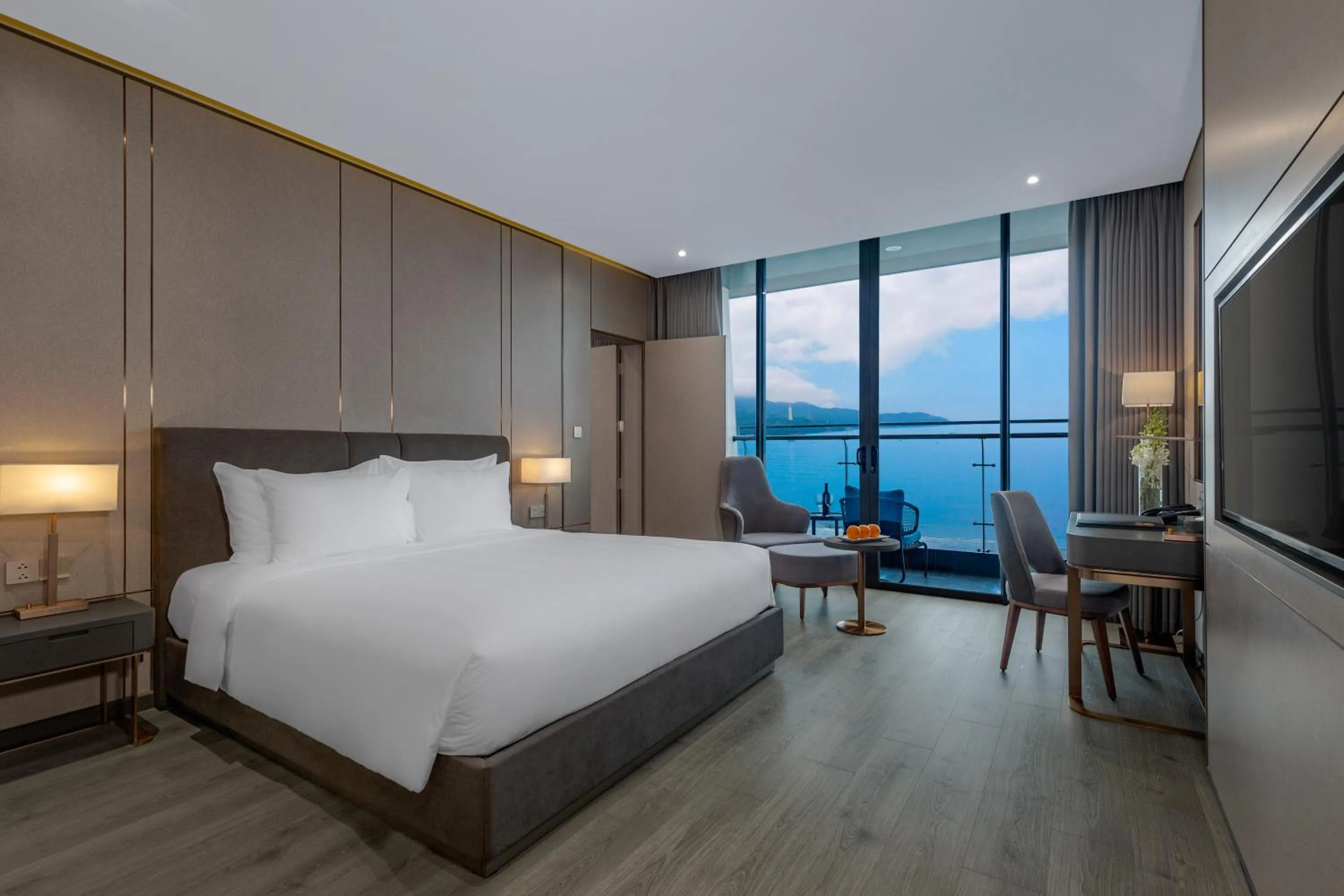 Bedroom, Bed in Le Sands Oceanfront Danang Hotel