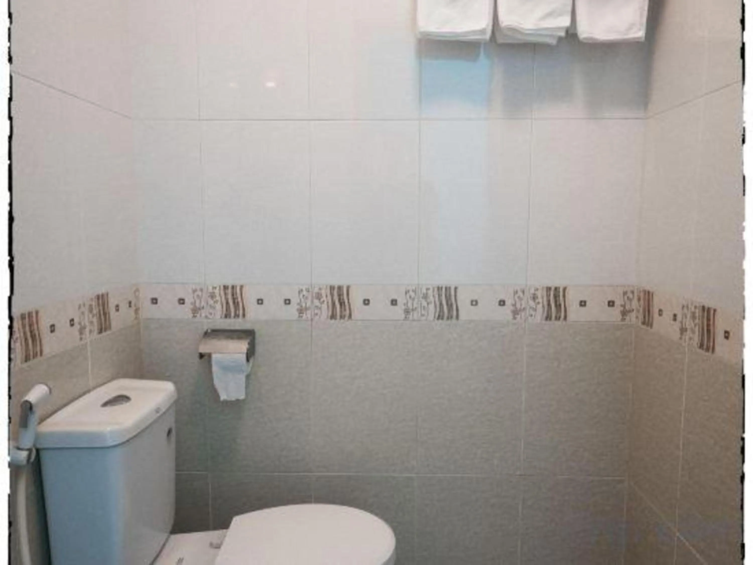 Bathroom in OYO 1168 Elly's Home 2