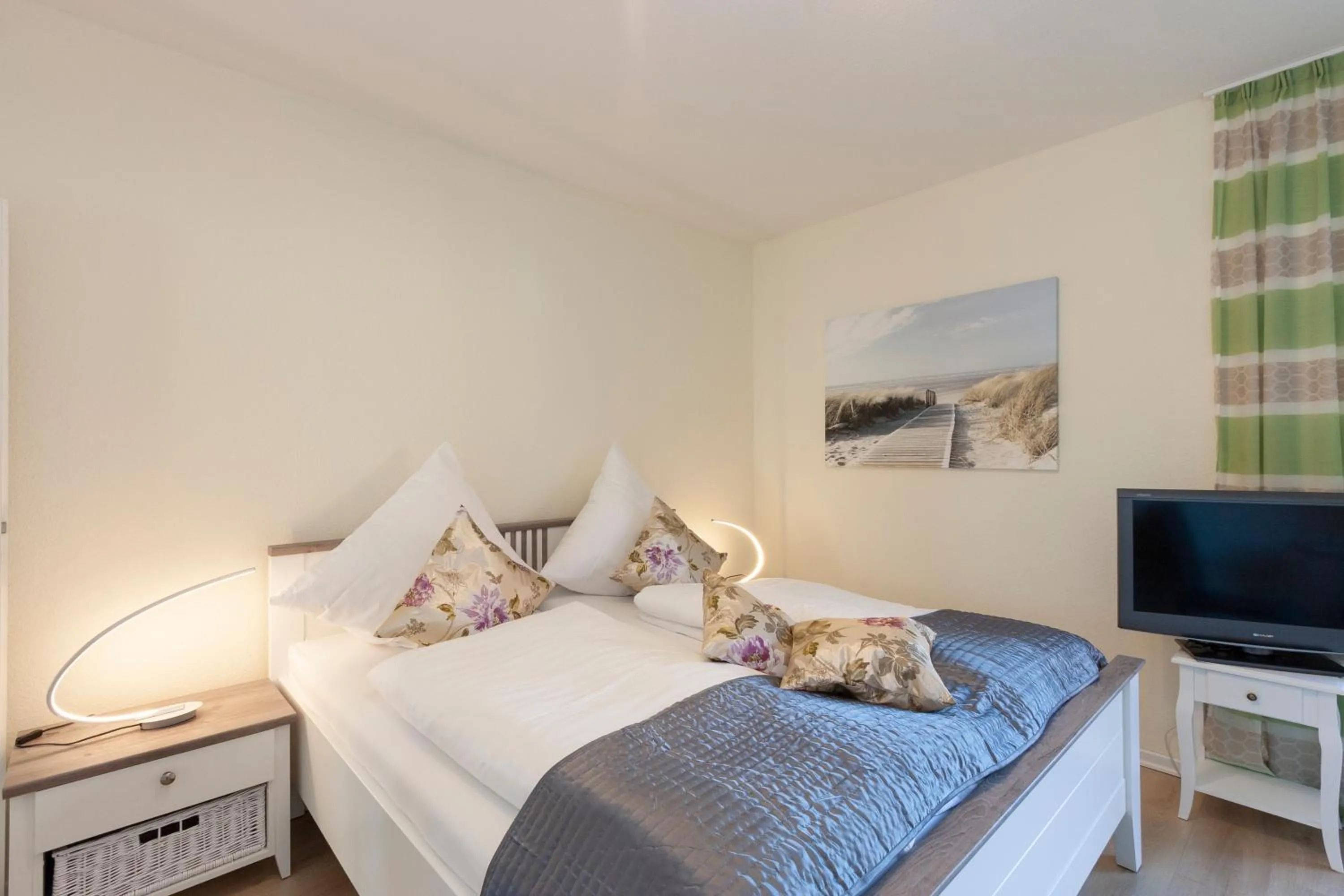 Photo of the whole room, Bed in Hotel garni NordSeerose Greetsiel