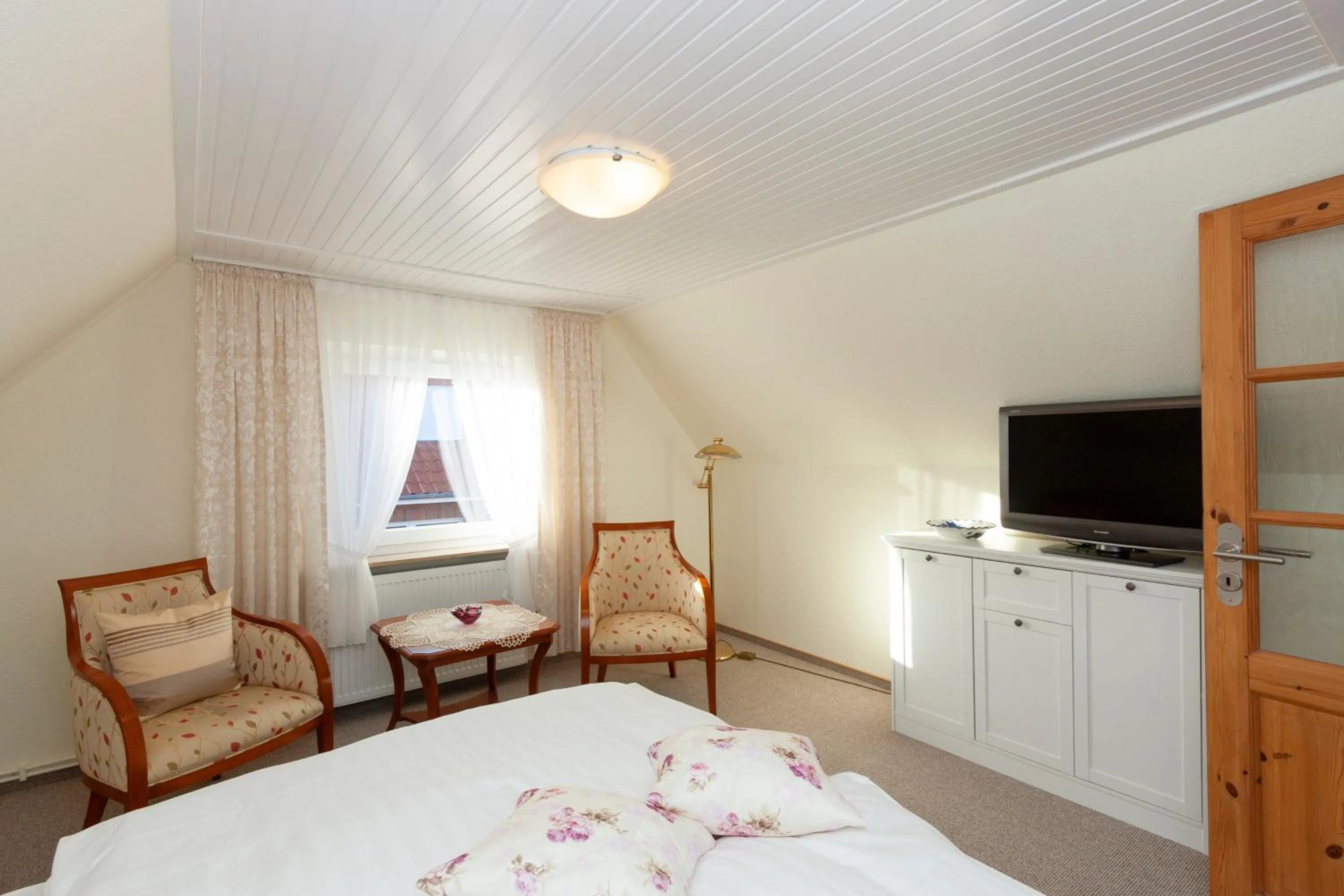 Photo of the whole room, Bed in Hotel garni NordSeerose Greetsiel