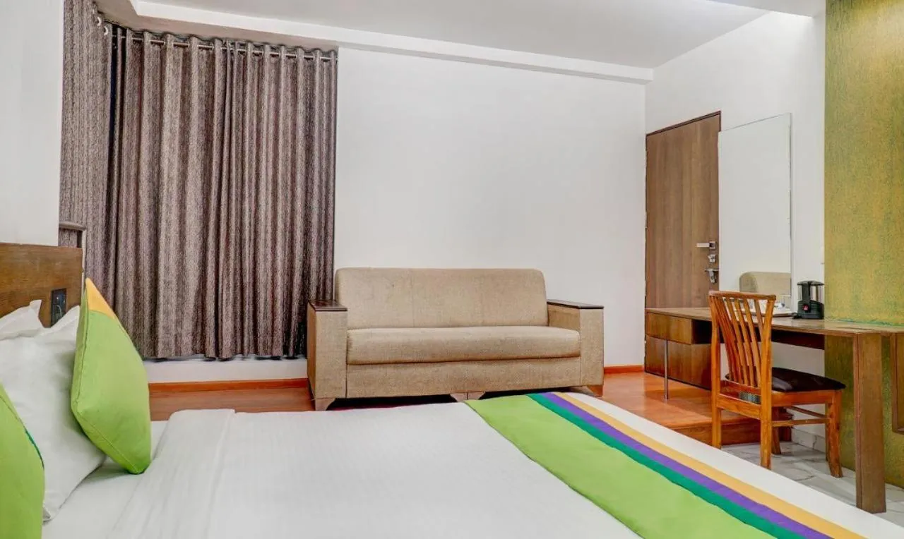 Bedroom, Bed in Hotel Shiva's, Kolhapur