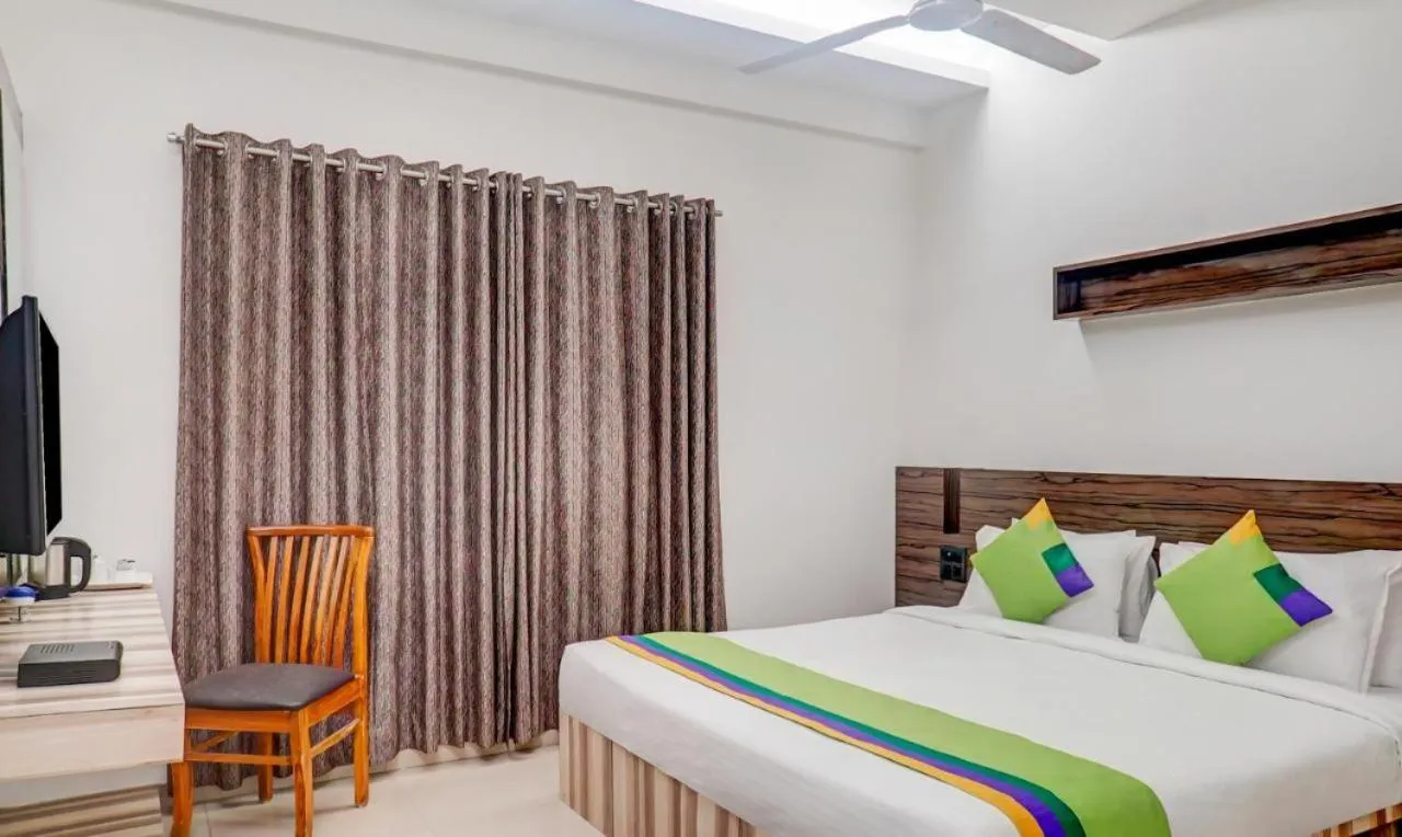 Bedroom, Bed in Hotel Shiva's, Kolhapur