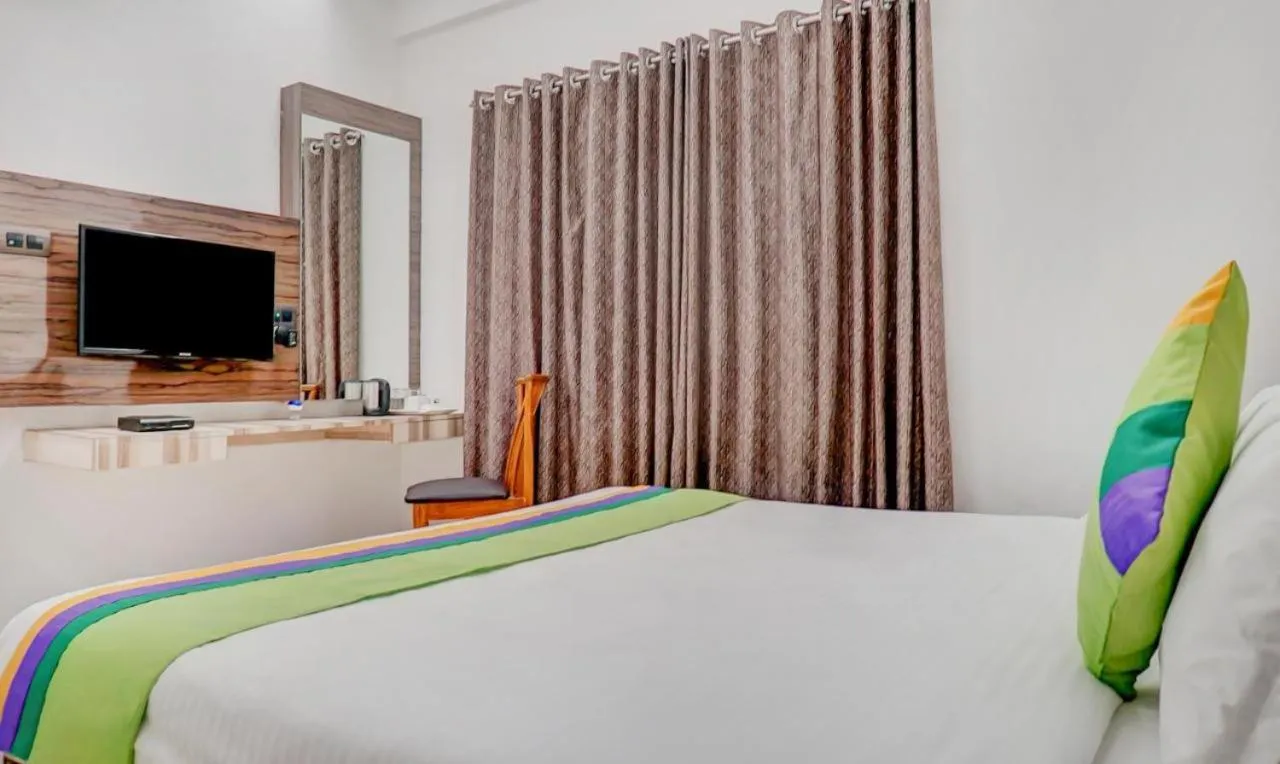 Bed in Hotel Shiva's, Kolhapur