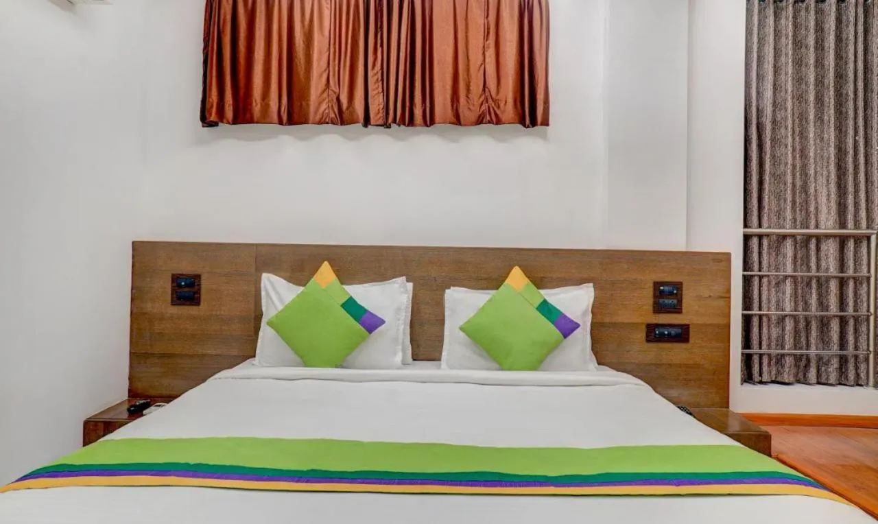 Bedroom, Bed in Hotel Shiva's, Kolhapur