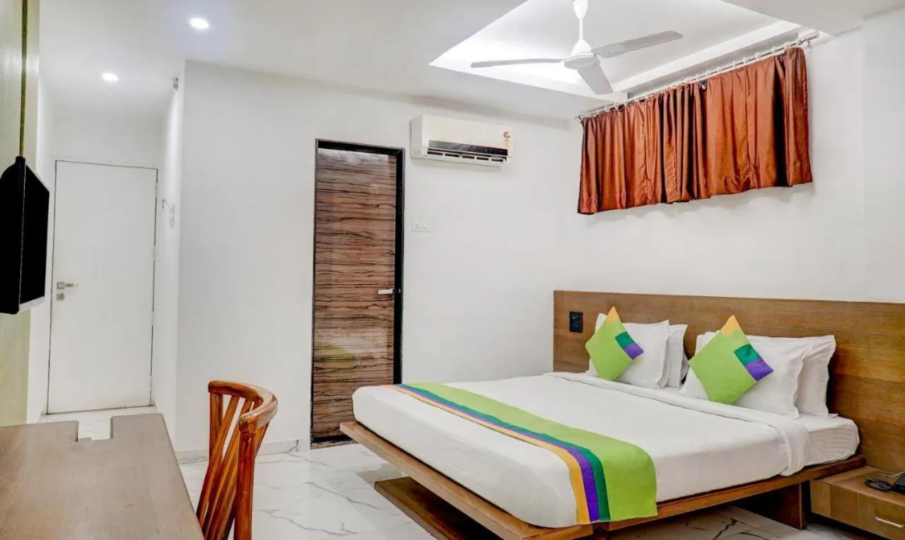 Bedroom, Bed in Hotel Shiva's, Kolhapur