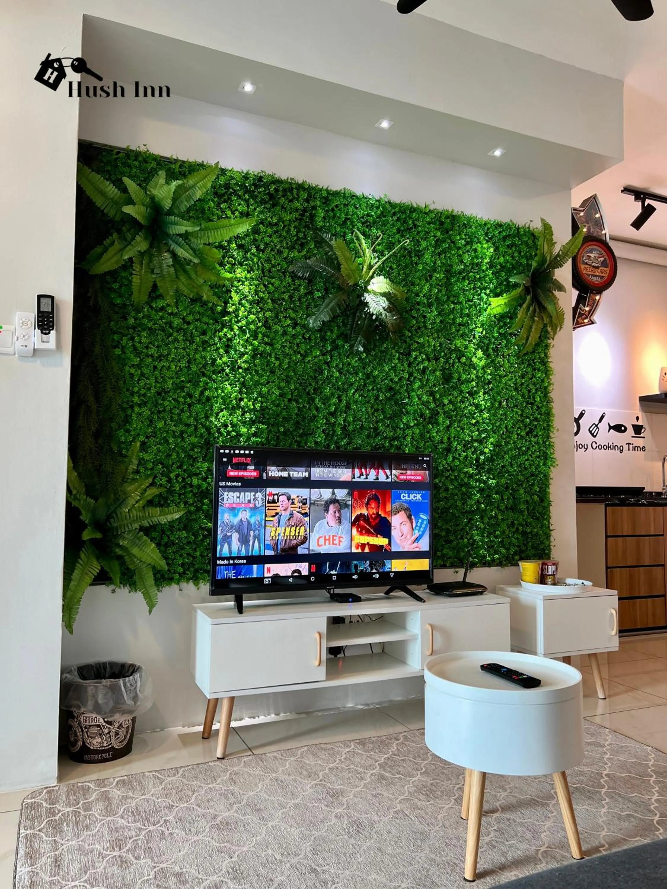 TV and multimedia in Hush Inn at ITCC Manhattan Suites