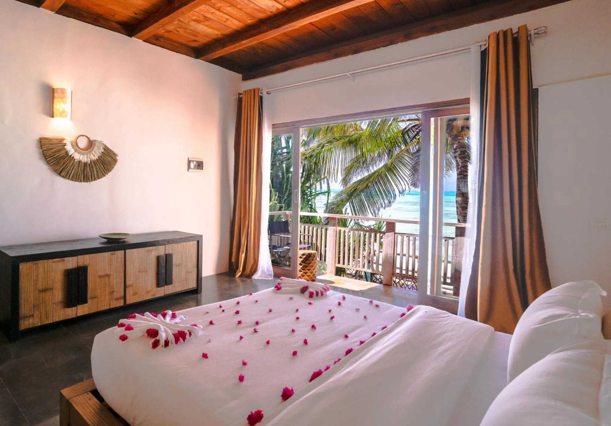 Bedroom, Bed in Coral Rocks Hotel & Restaurant