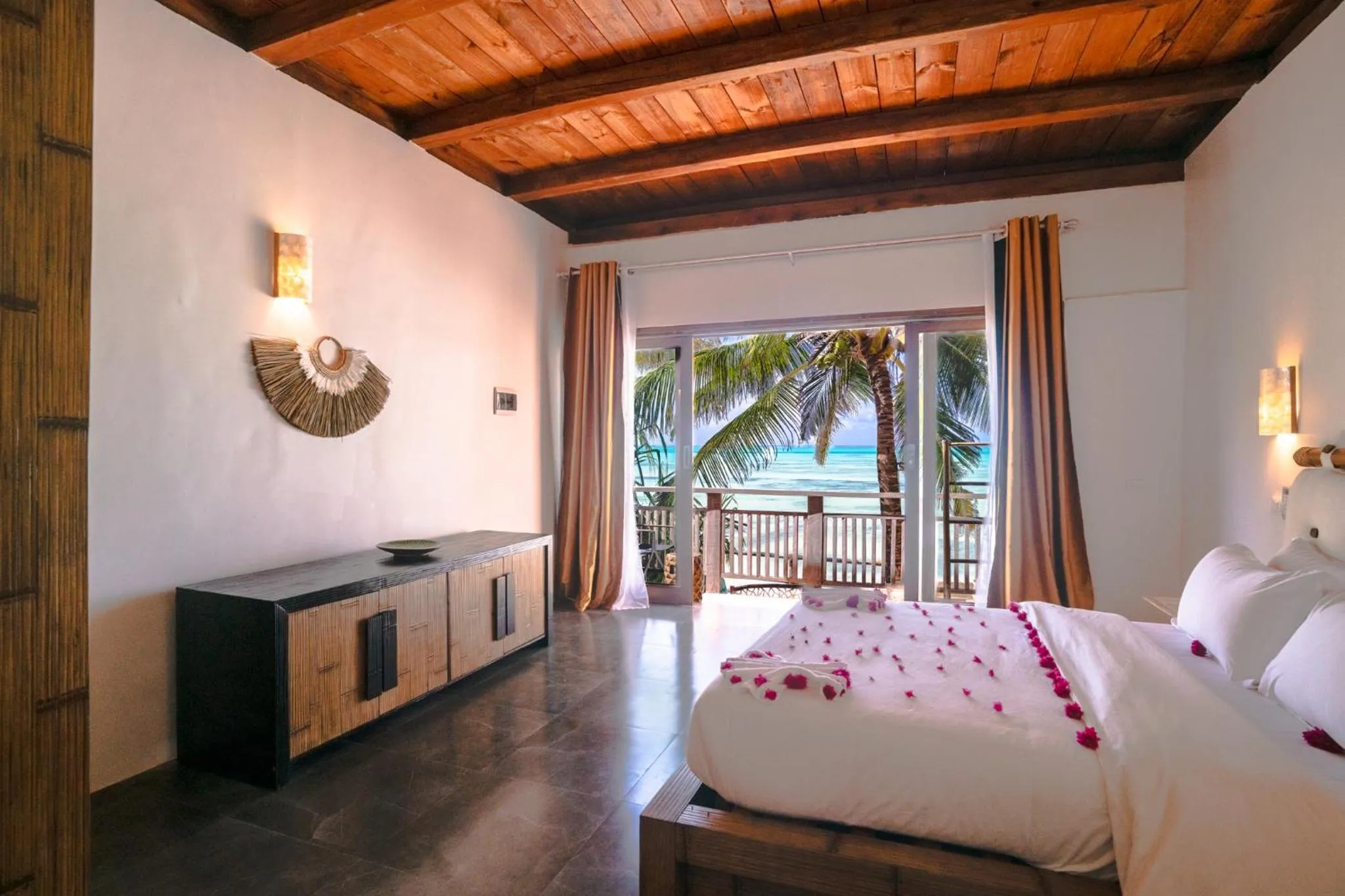 Bedroom, Bed in Coral Rocks Hotel & Restaurant