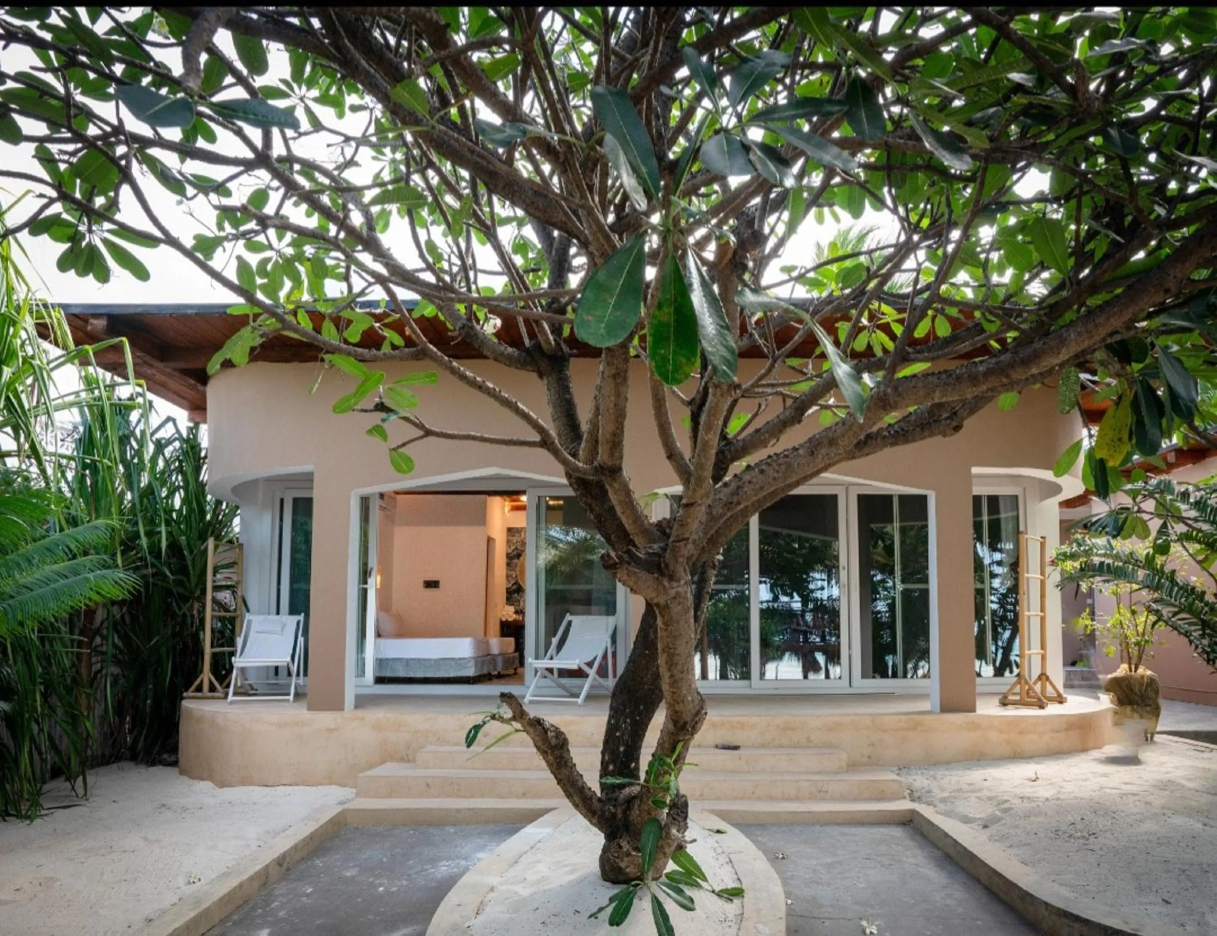 Property building in Coral Rocks Hotel & Restaurant