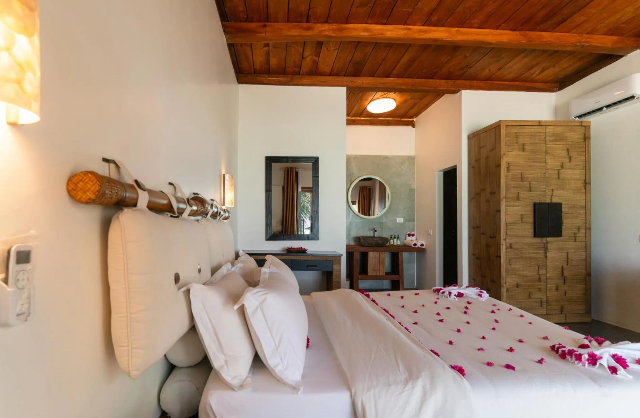 Toilet, Bed in Coral Rocks Hotel & Restaurant