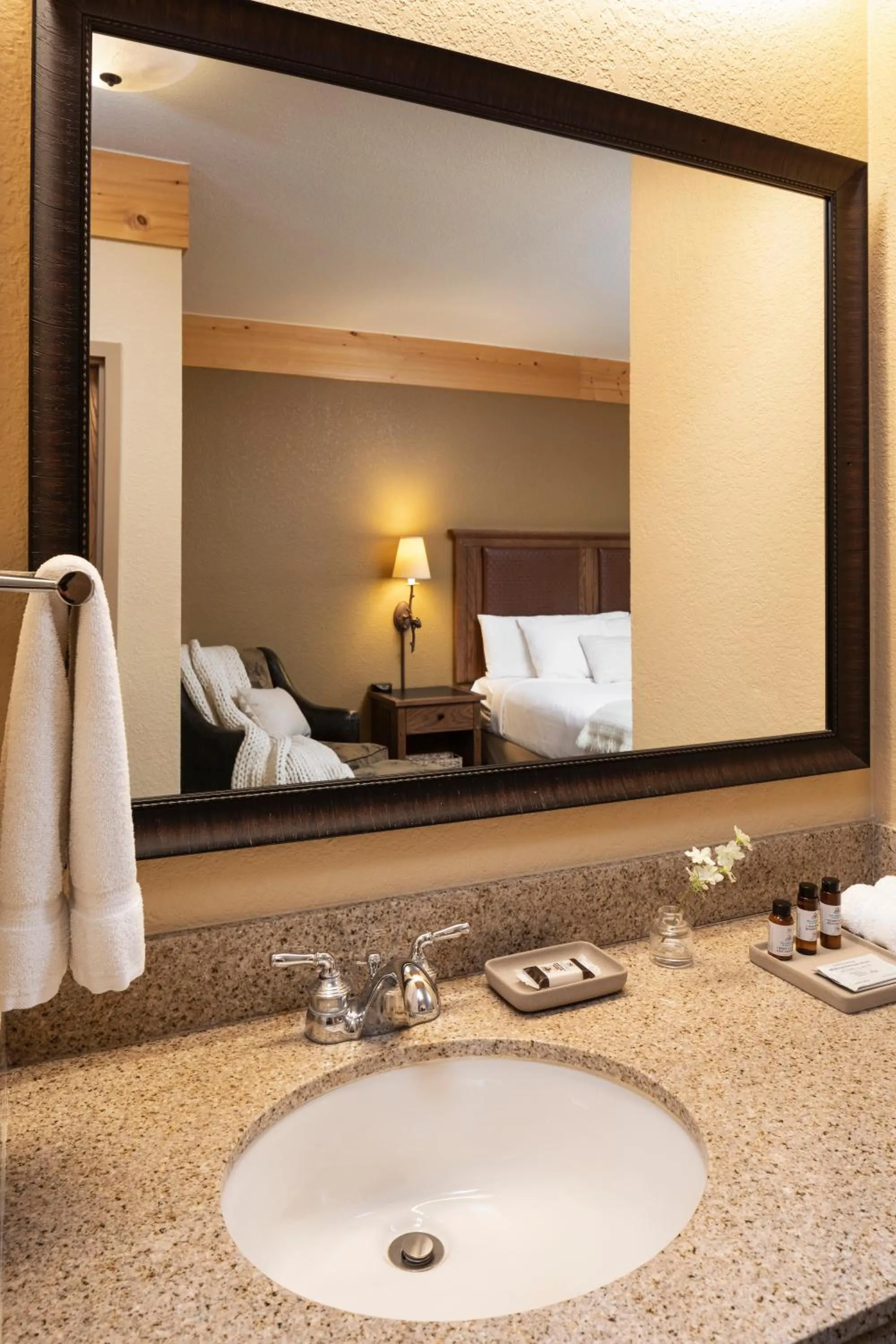 Bedroom, Bed in bantr Grand Hotel Wausau - Rothschild