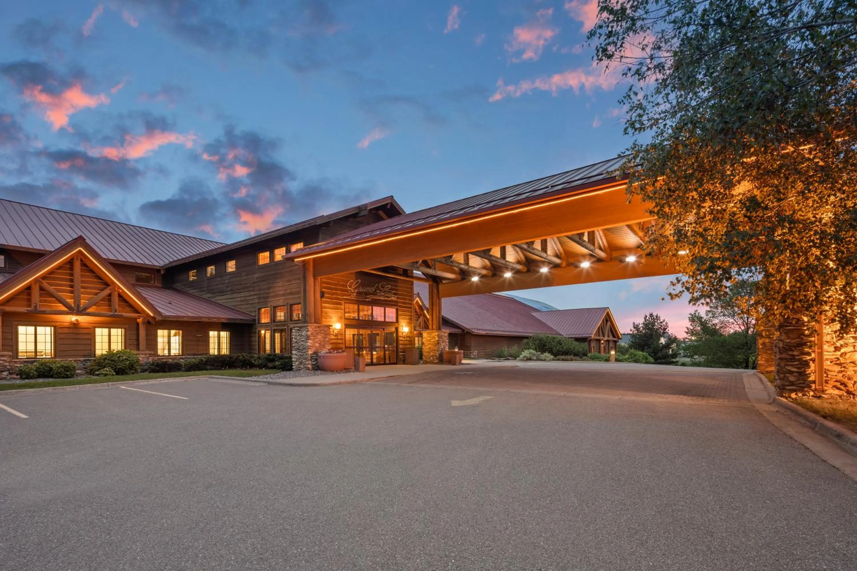 Property building in bantr Grand Hotel Wausau - Rothschild