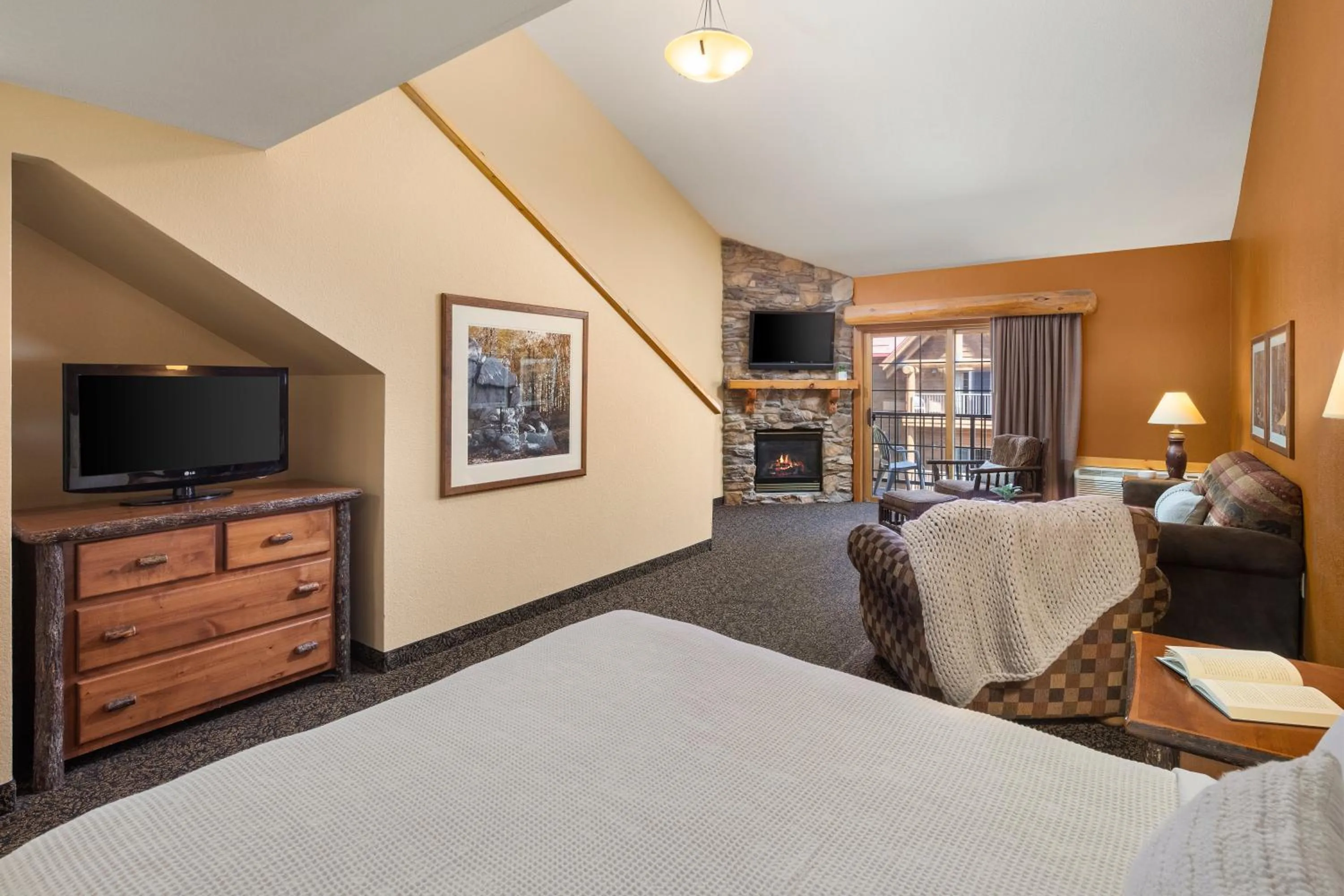 Seating area, Bed in bantr Grand Hotel Wausau - Rothschild