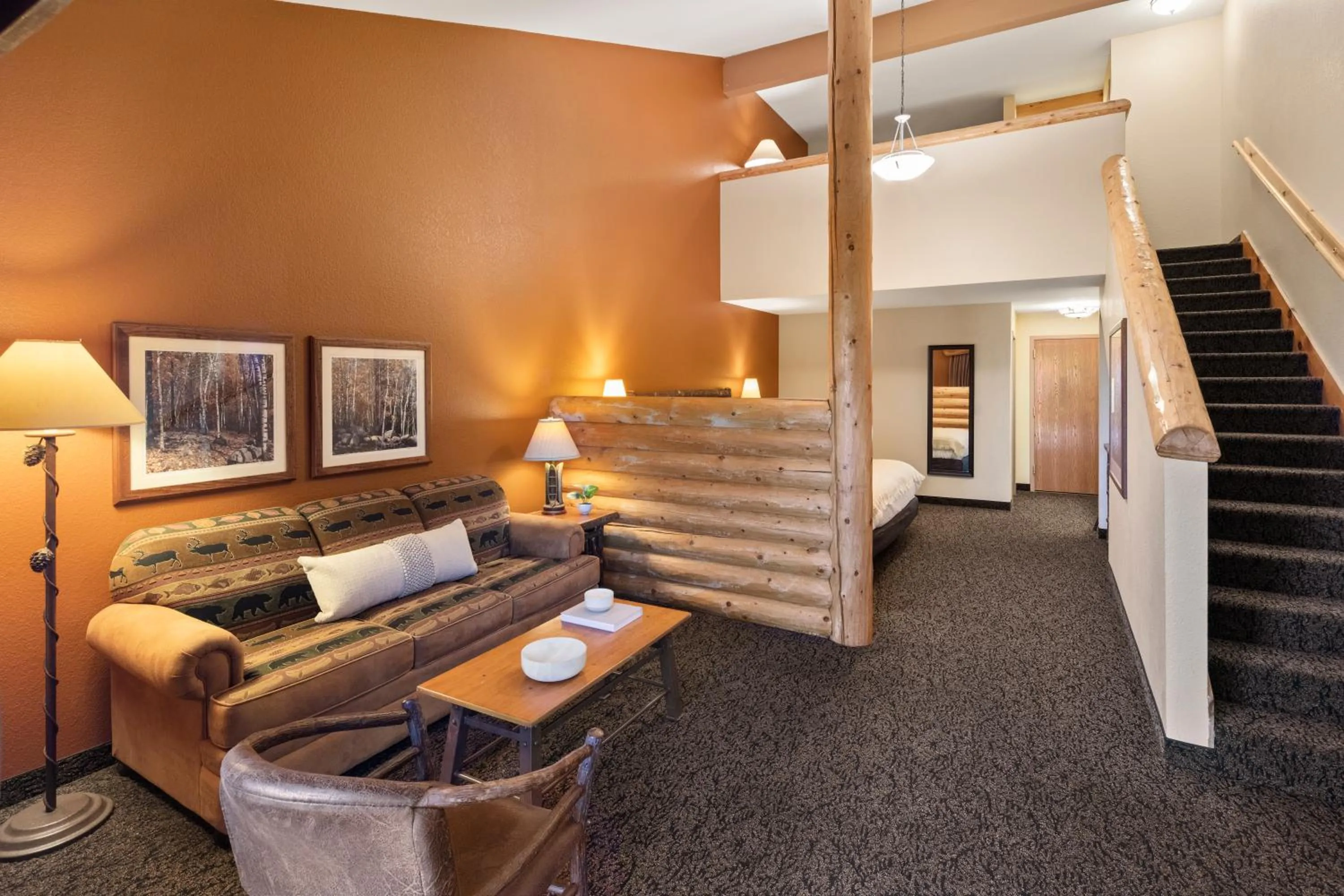 Seating area in bantr Grand Hotel Wausau - Rothschild