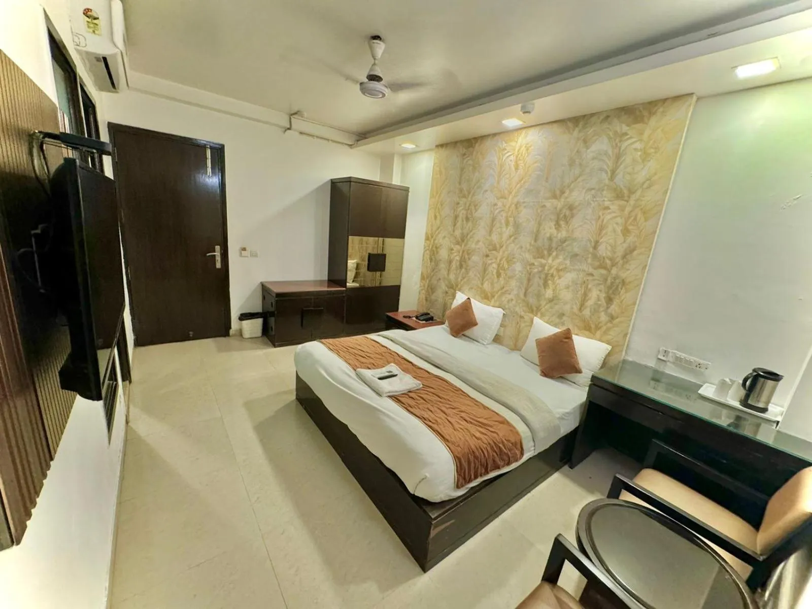 Bed in Hotel Delhi Pride, Karol Bagh