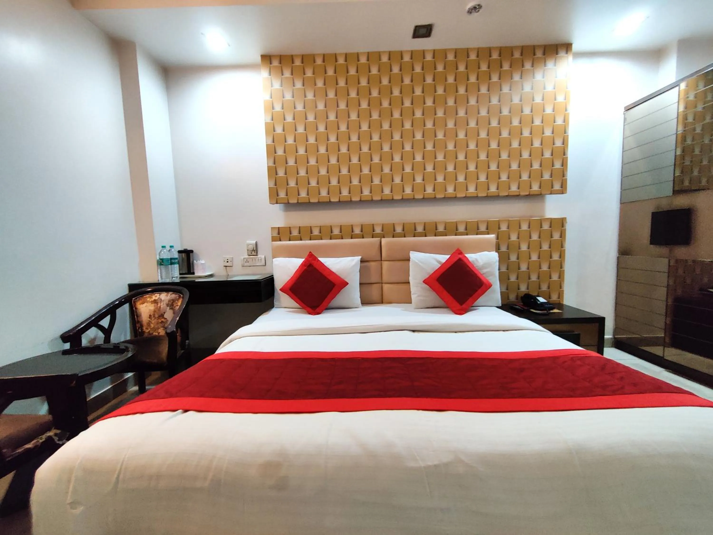 Bed in Hotel Delhi Pride, Karol Bagh