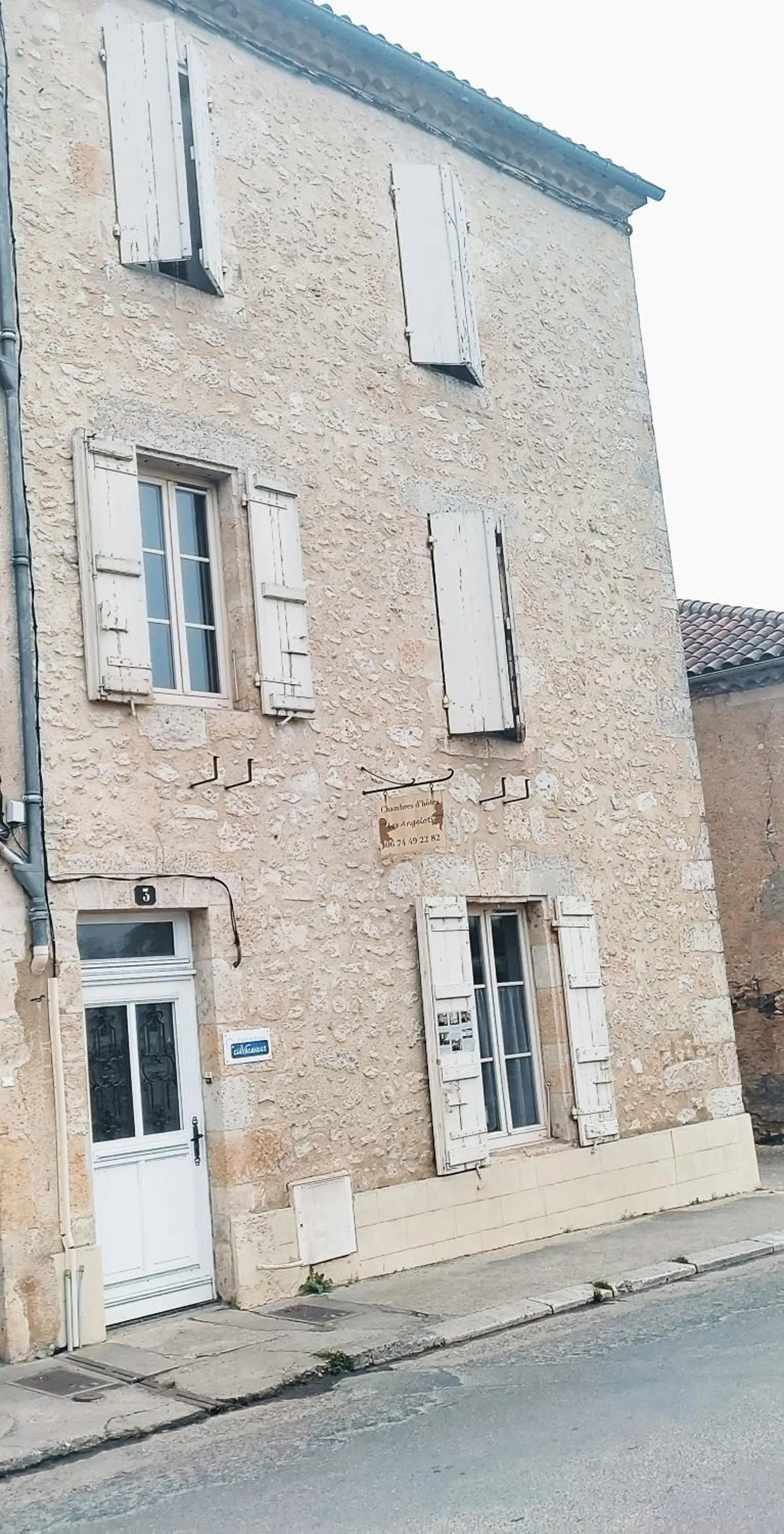 Facade/entrance in Les Angelots