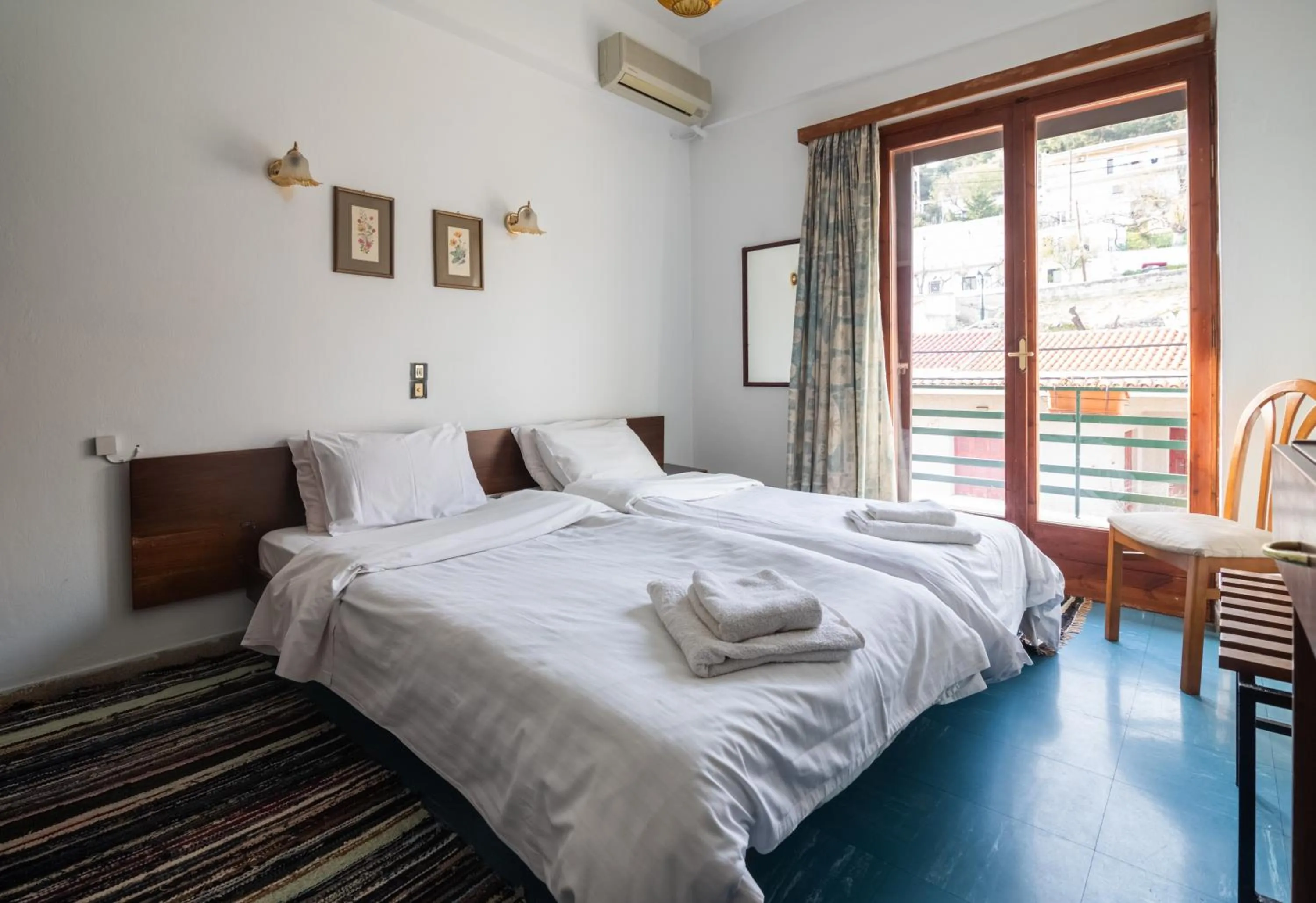 Photo of the whole room, Bed in ARION