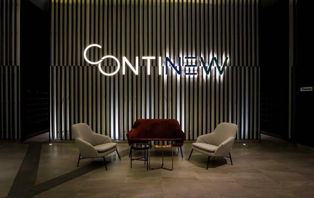 Living room in Continew Residence by HomeBrickz