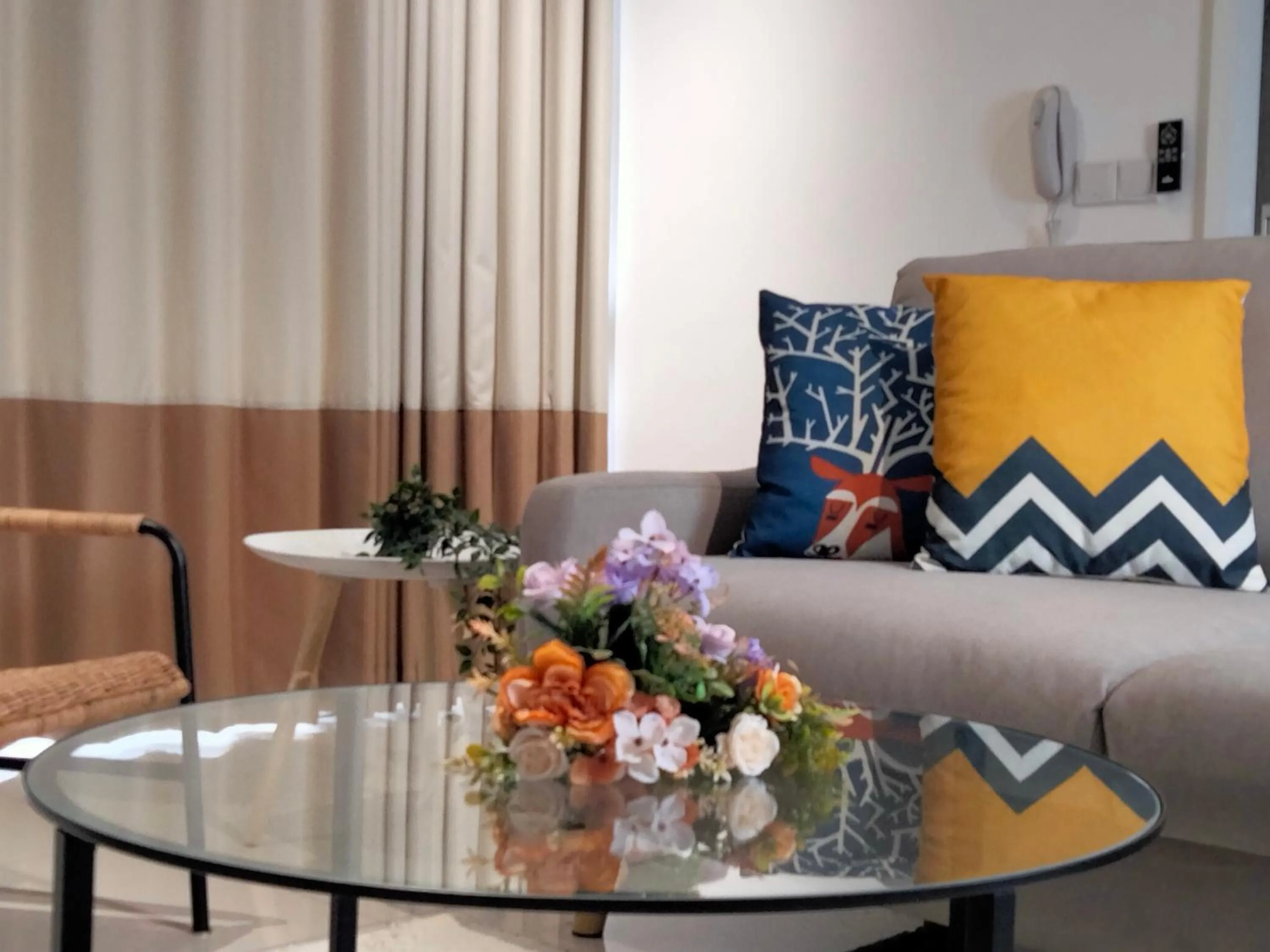 Living room in Continew Residence by HomeBrickz