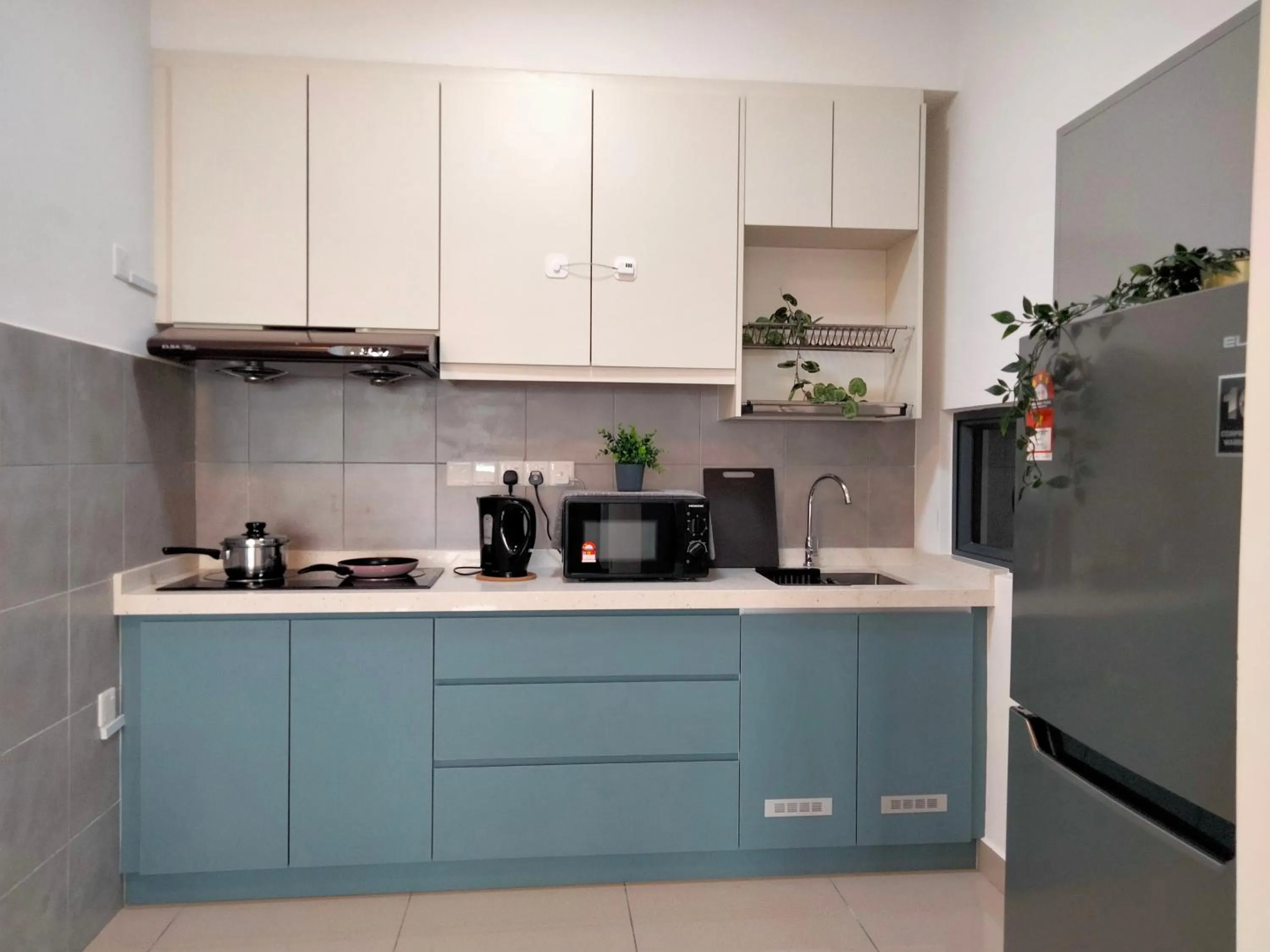 Kitchen or kitchenette in Continew Residence by HomeBrickz