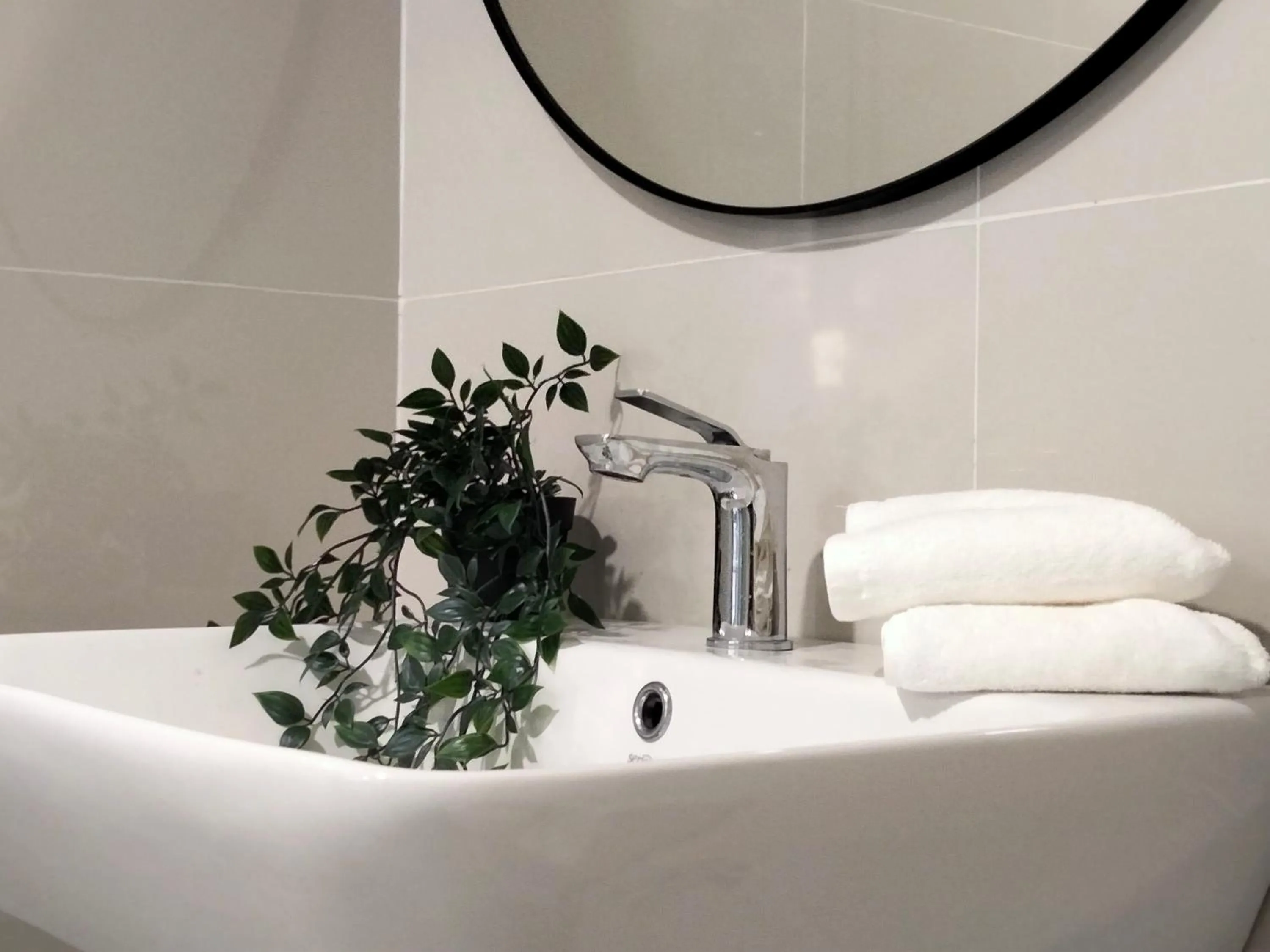 Living room in Continew Residence by HomeBrickz