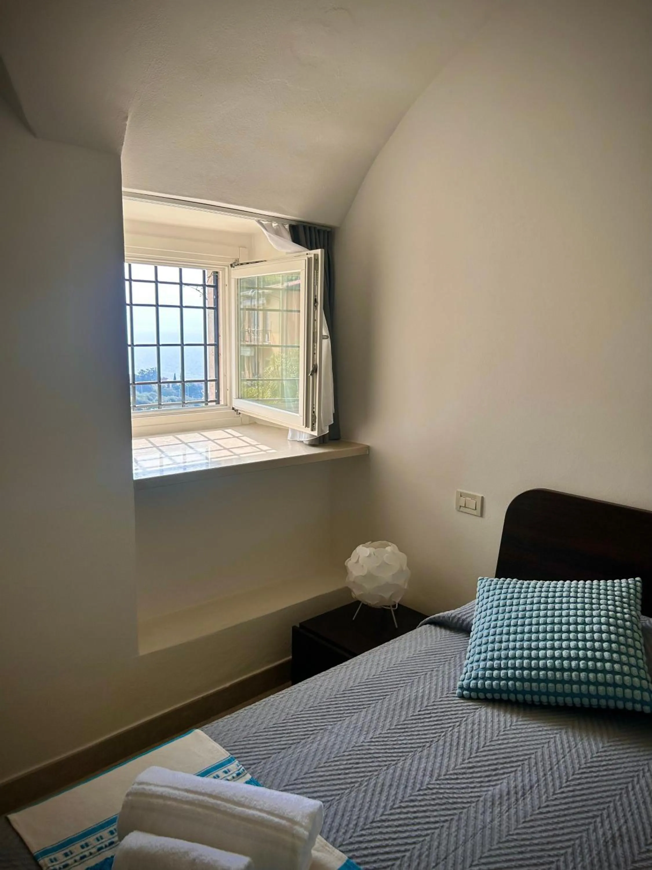 Bed in Villa Borgo Borago