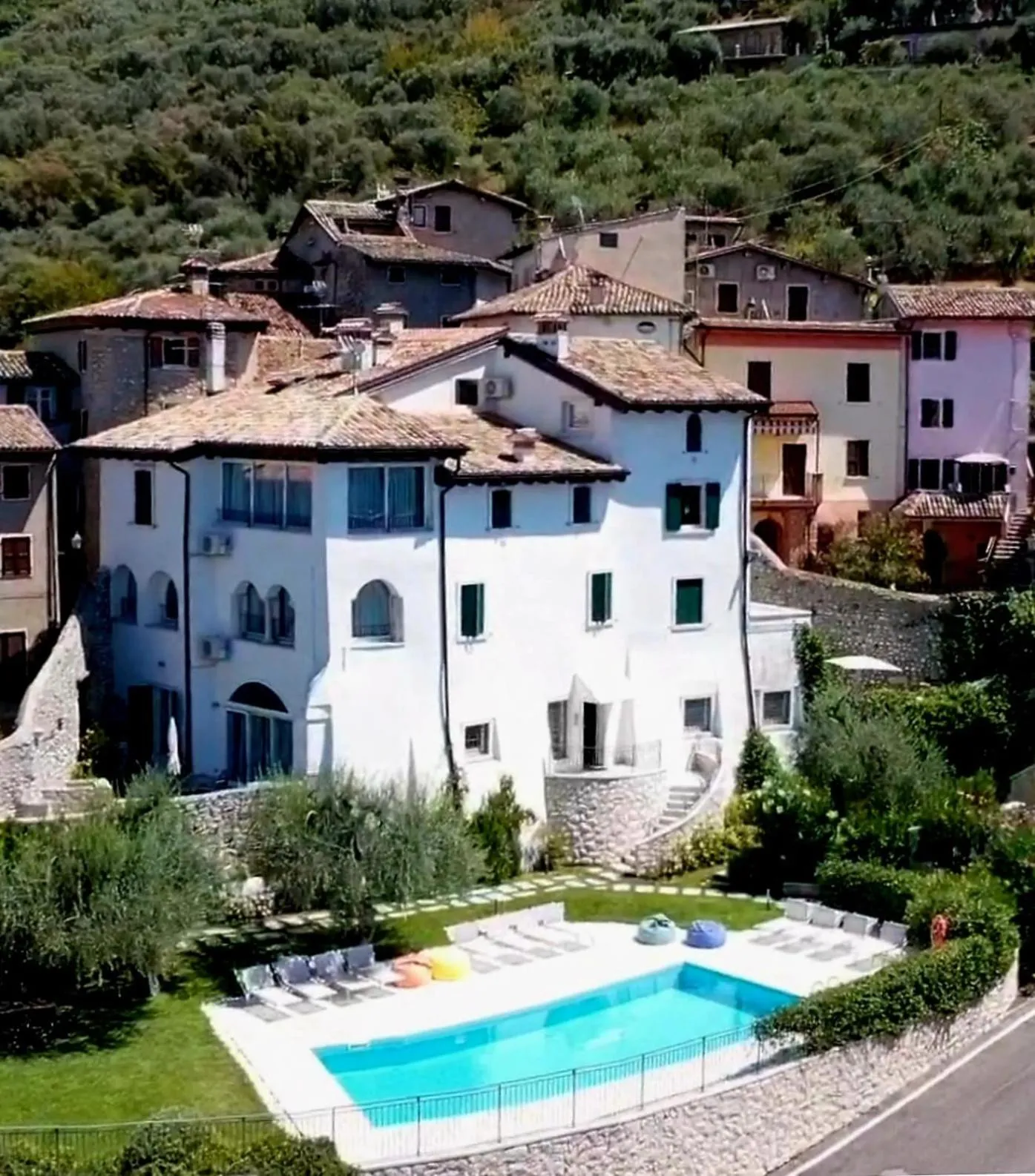 Property building in Villa Borgo Borago