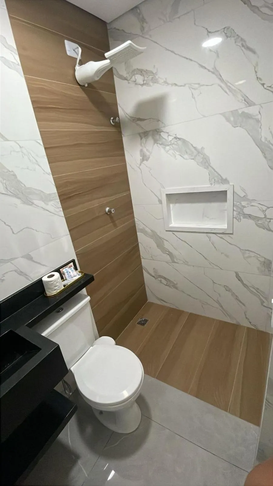 Shower in Hotel Ellos - Estacionamento e Café da Manhã Incluso