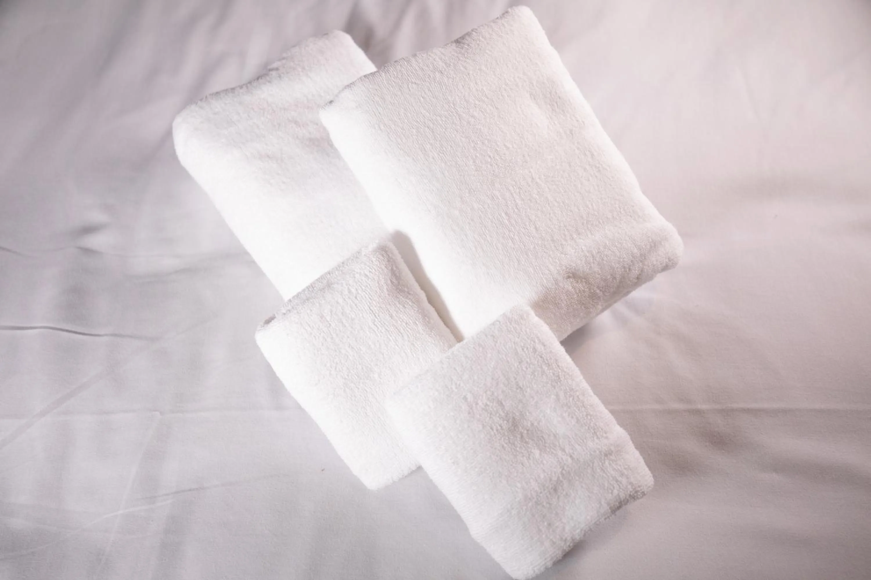 towels, Bed in FFFFFF Hotel エフホテル