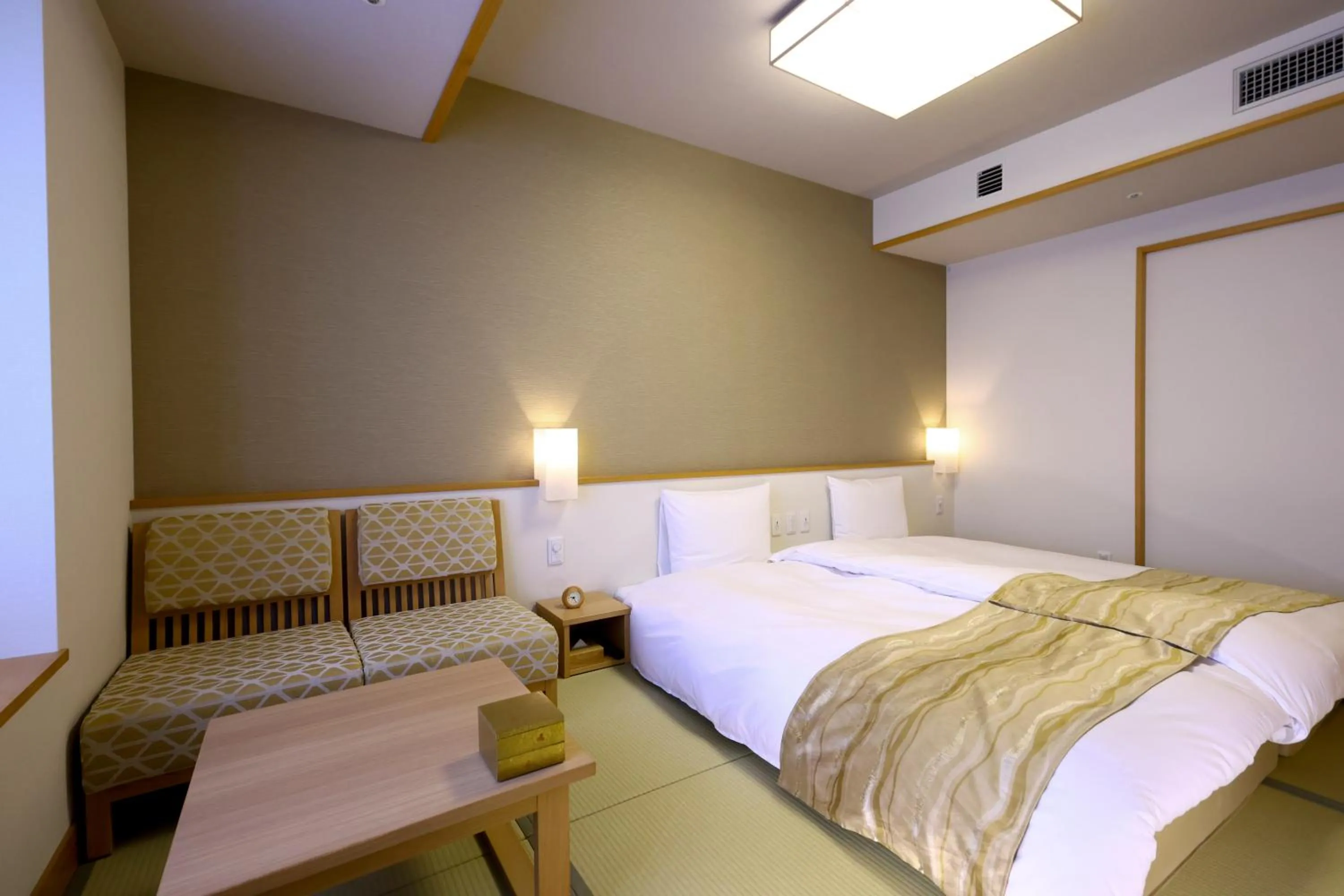 Photo of the whole room, Bed in Oyado Tsukiyo no Usagi