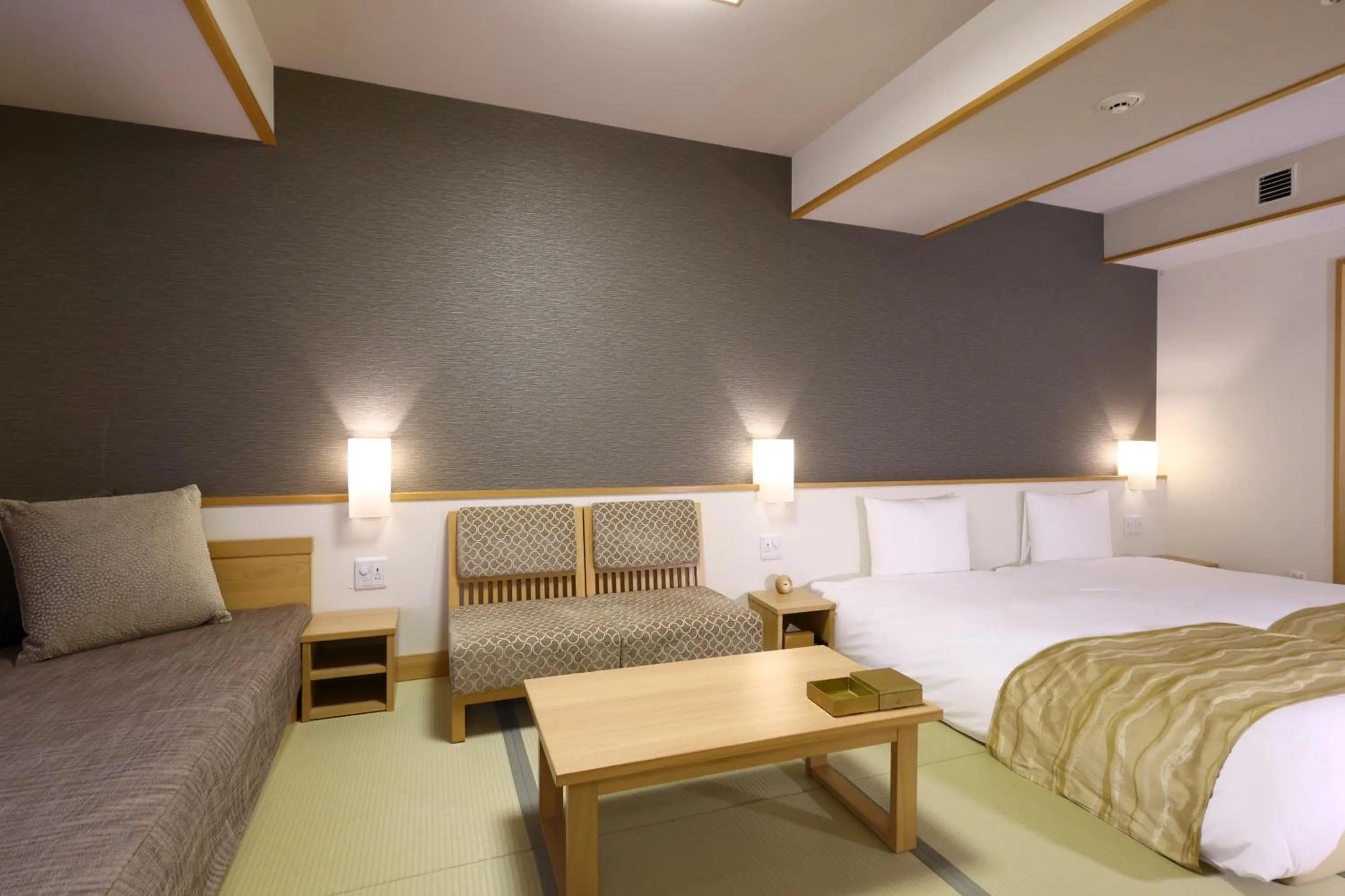 Photo of the whole room, Bed in Oyado Tsukiyo no Usagi