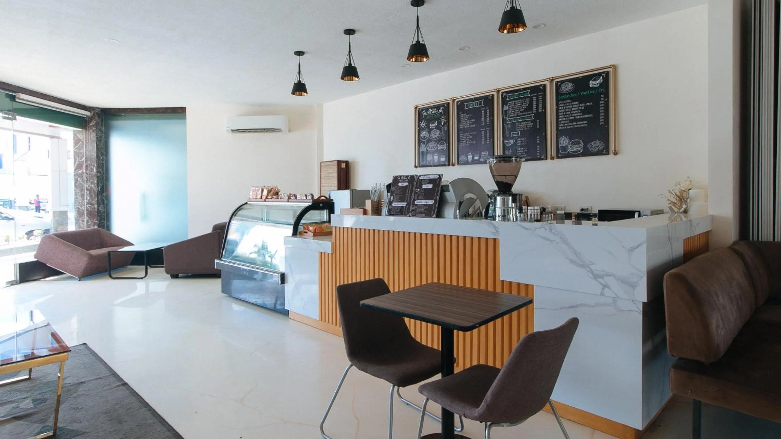 Lounge or bar in RedDoorz Premium @ Nick Hotel Gerona Tarlac