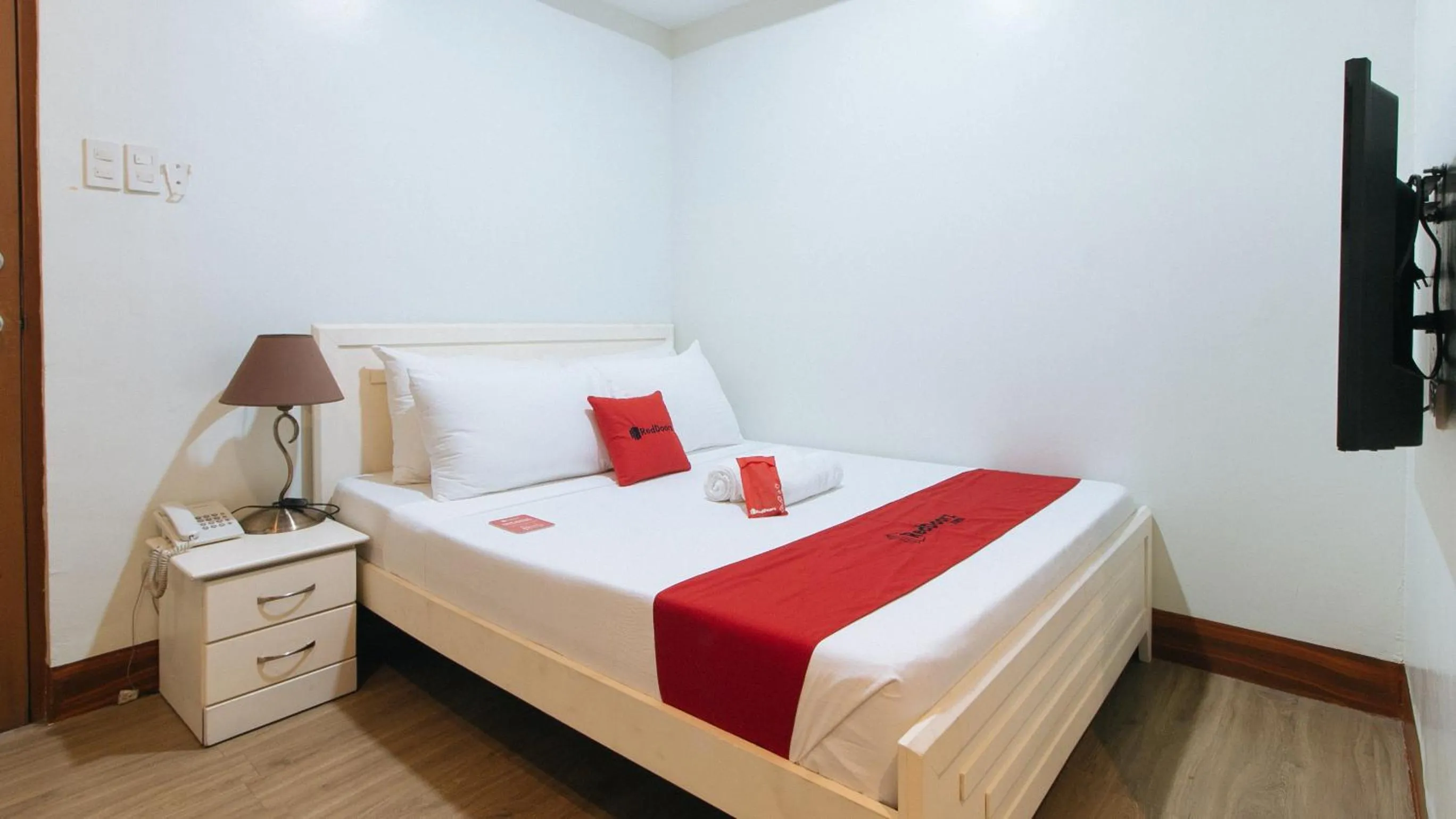 Bed in RedDoorz Premium @ Nick Hotel Gerona Tarlac