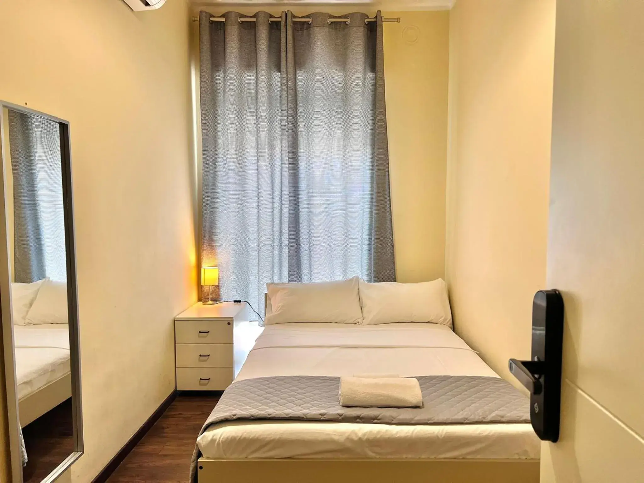 Single Room with Shared Bathroom - single occupancy in Bergamoincity Single Room with Shared Bathroom - single occupancy in Bergamoincity