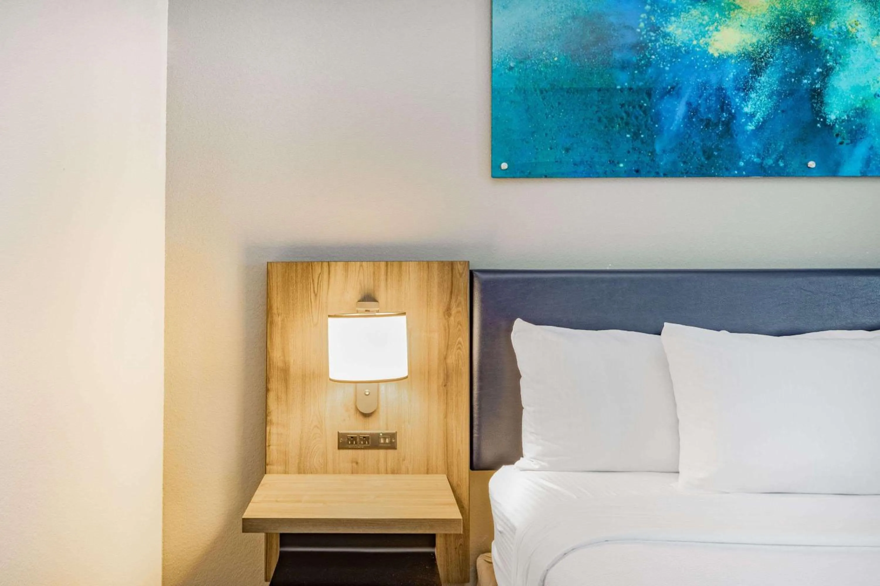 Photo of the whole room, Bed in La Quinta Inn & Suites by Wyndham Galveston North at I-45