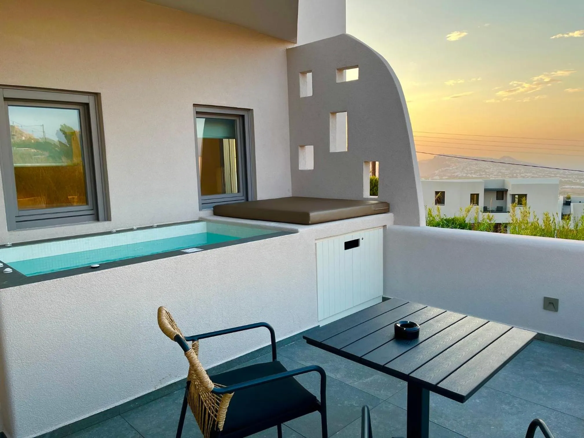 Hot Tub in Elements Cozy Suites Pyrgos