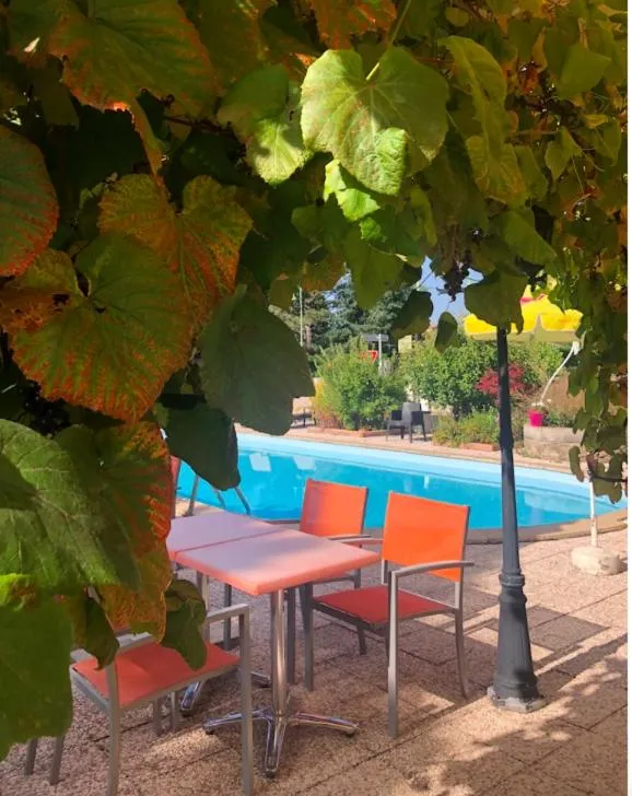 Garden in Logis Hôtel Restaurant Le 1050