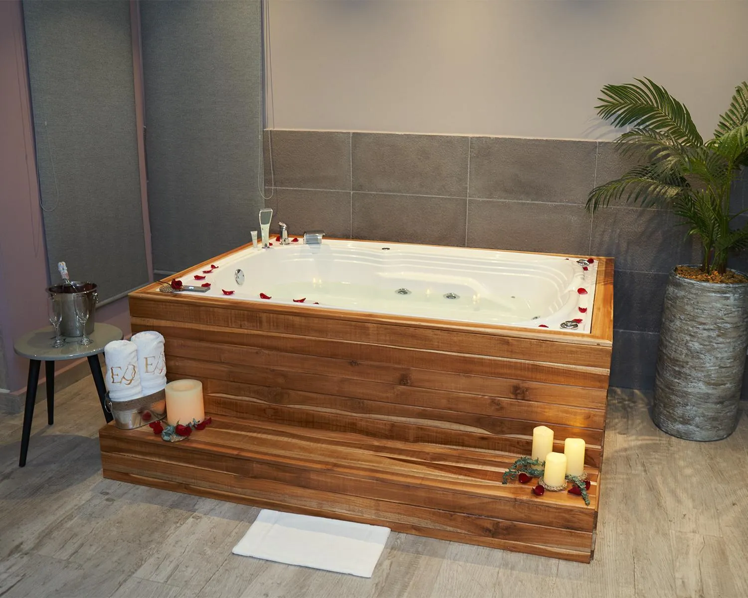 Hot Tub in Eutopiq Hotel