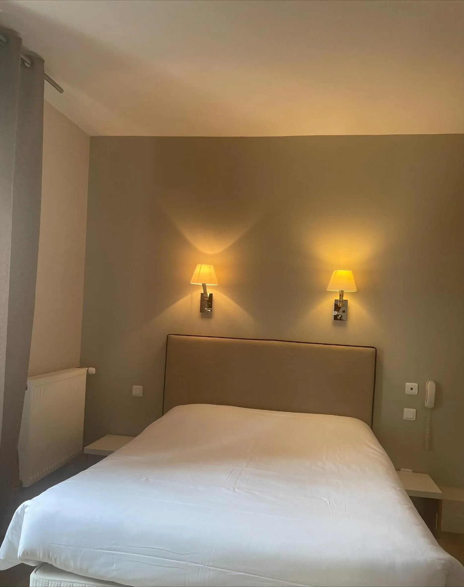 Bed in Hôtel Cardinal