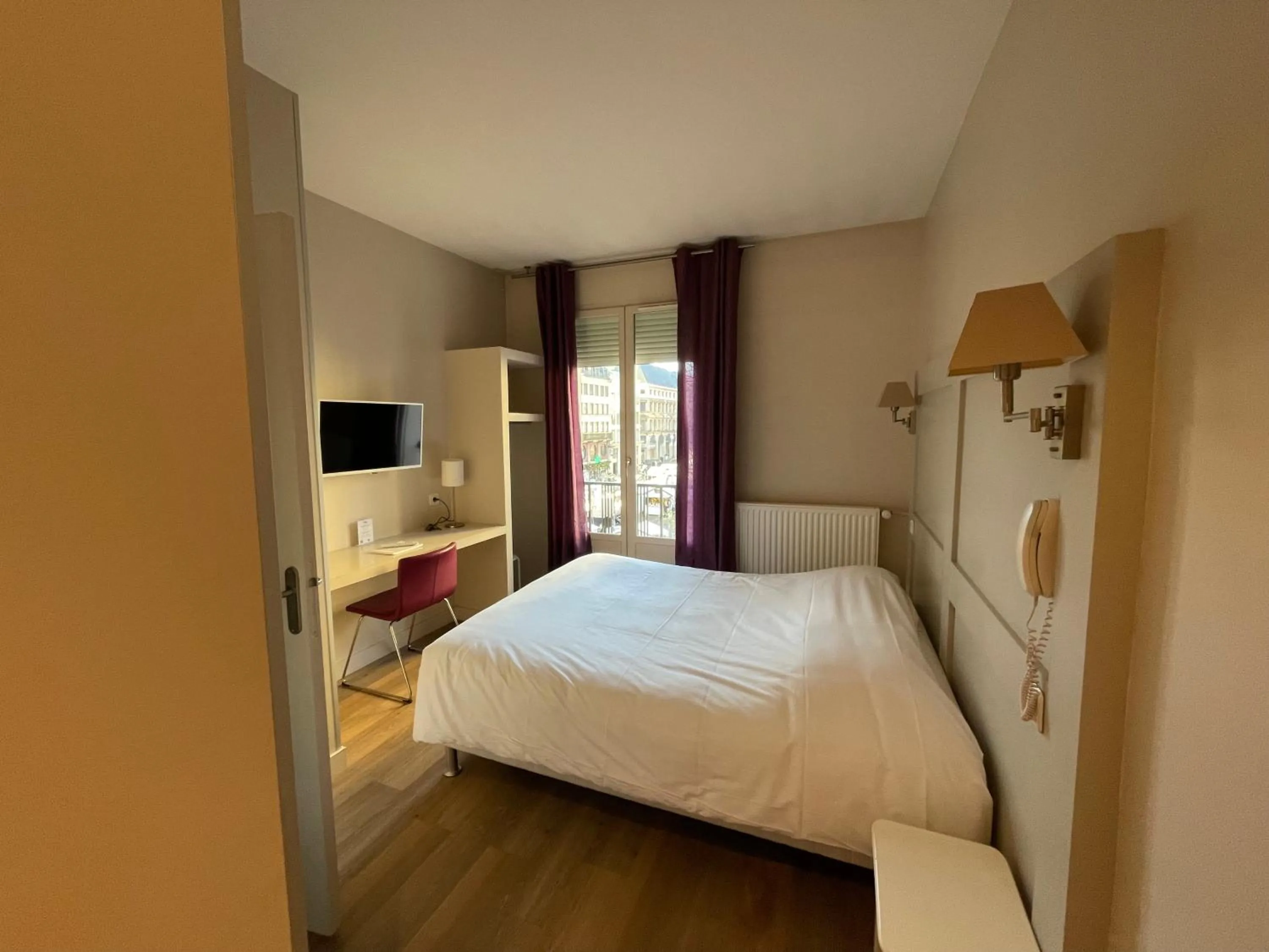 Bed in Hôtel Cardinal