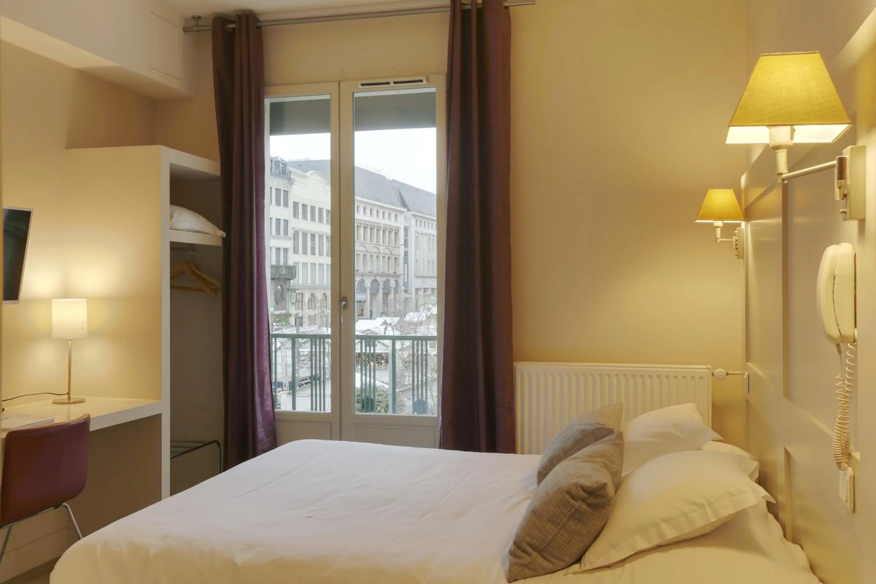 Bed in Hôtel Cardinal