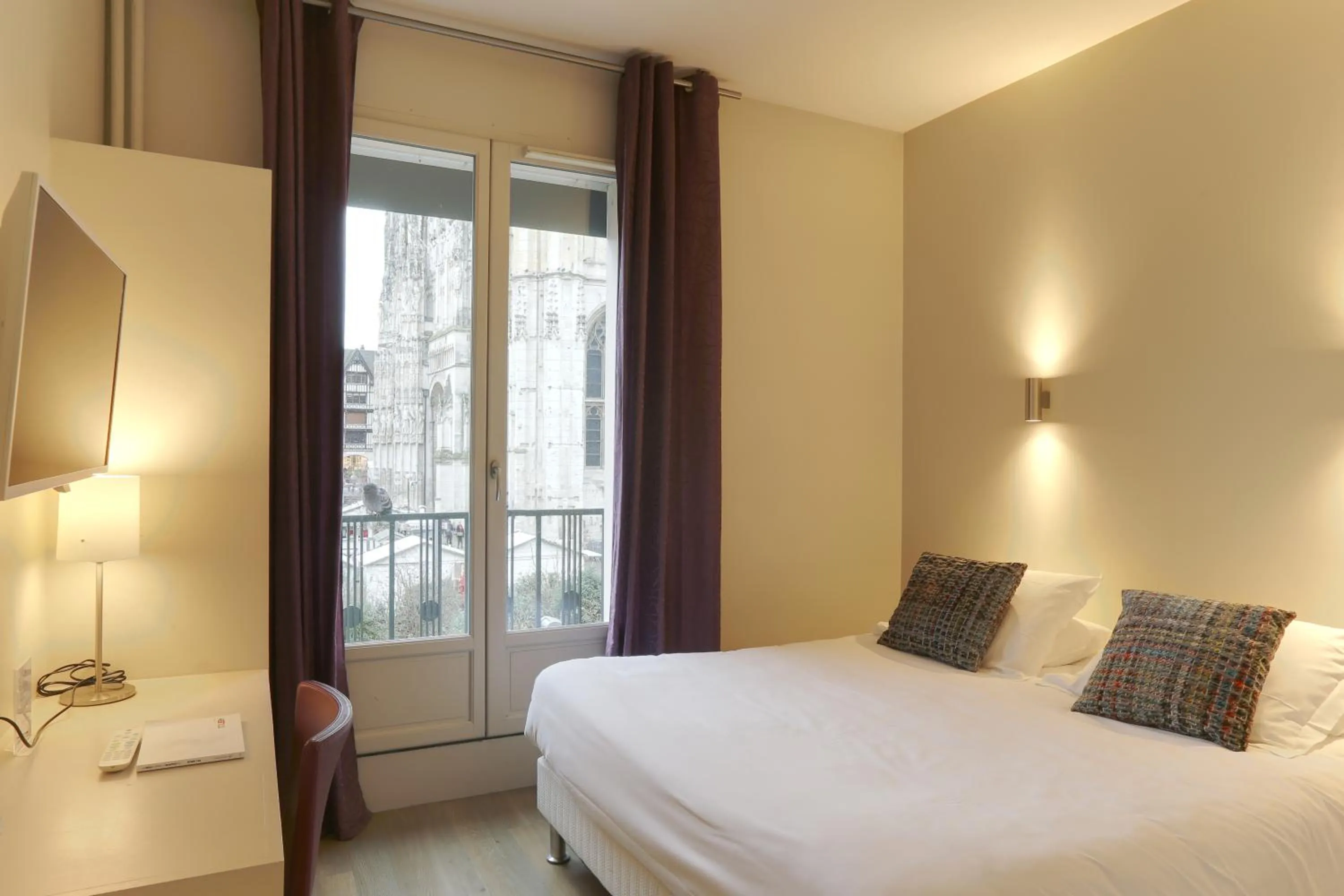 Bed in Hôtel Cardinal