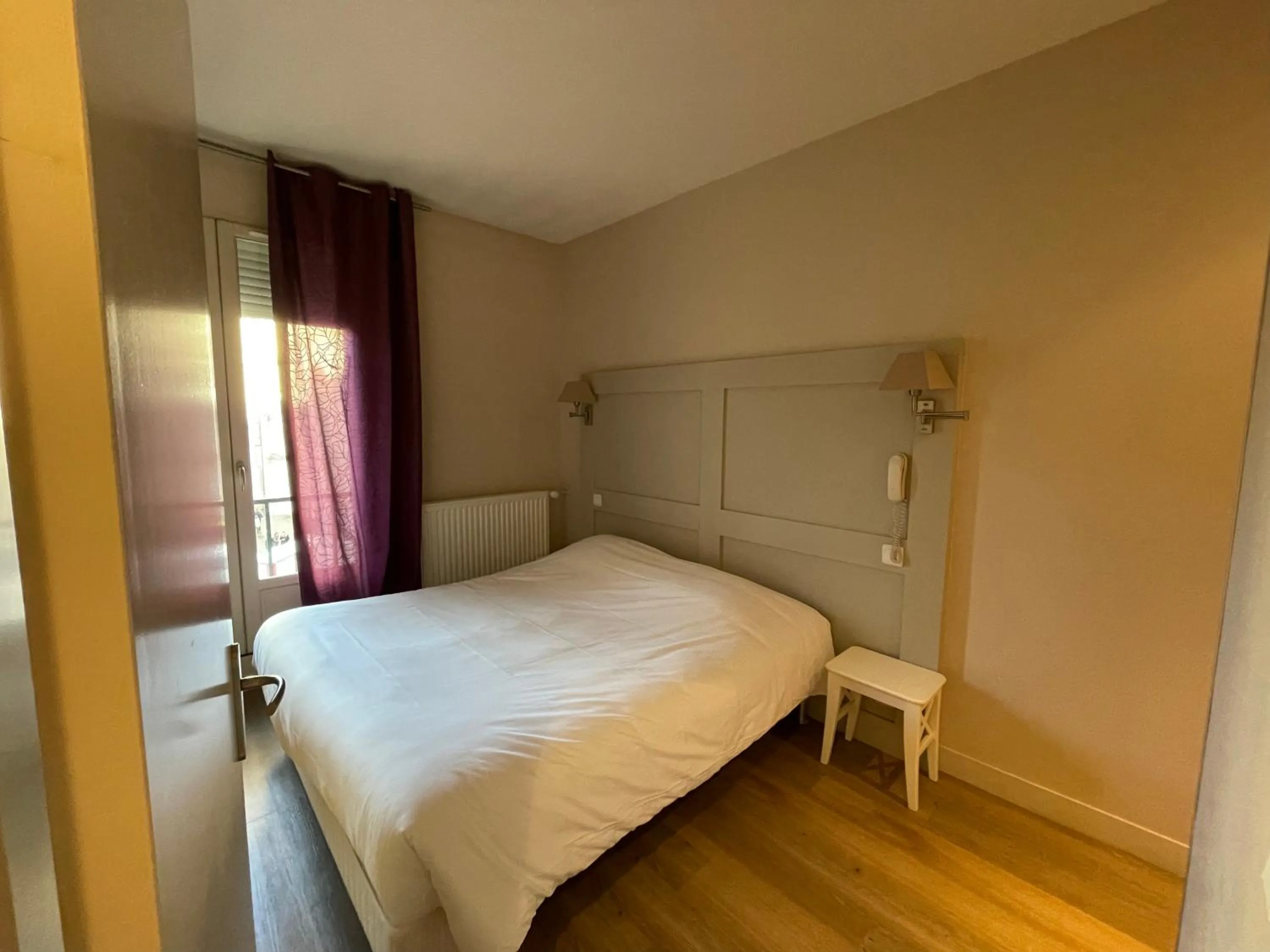 Bed in Hôtel Cardinal