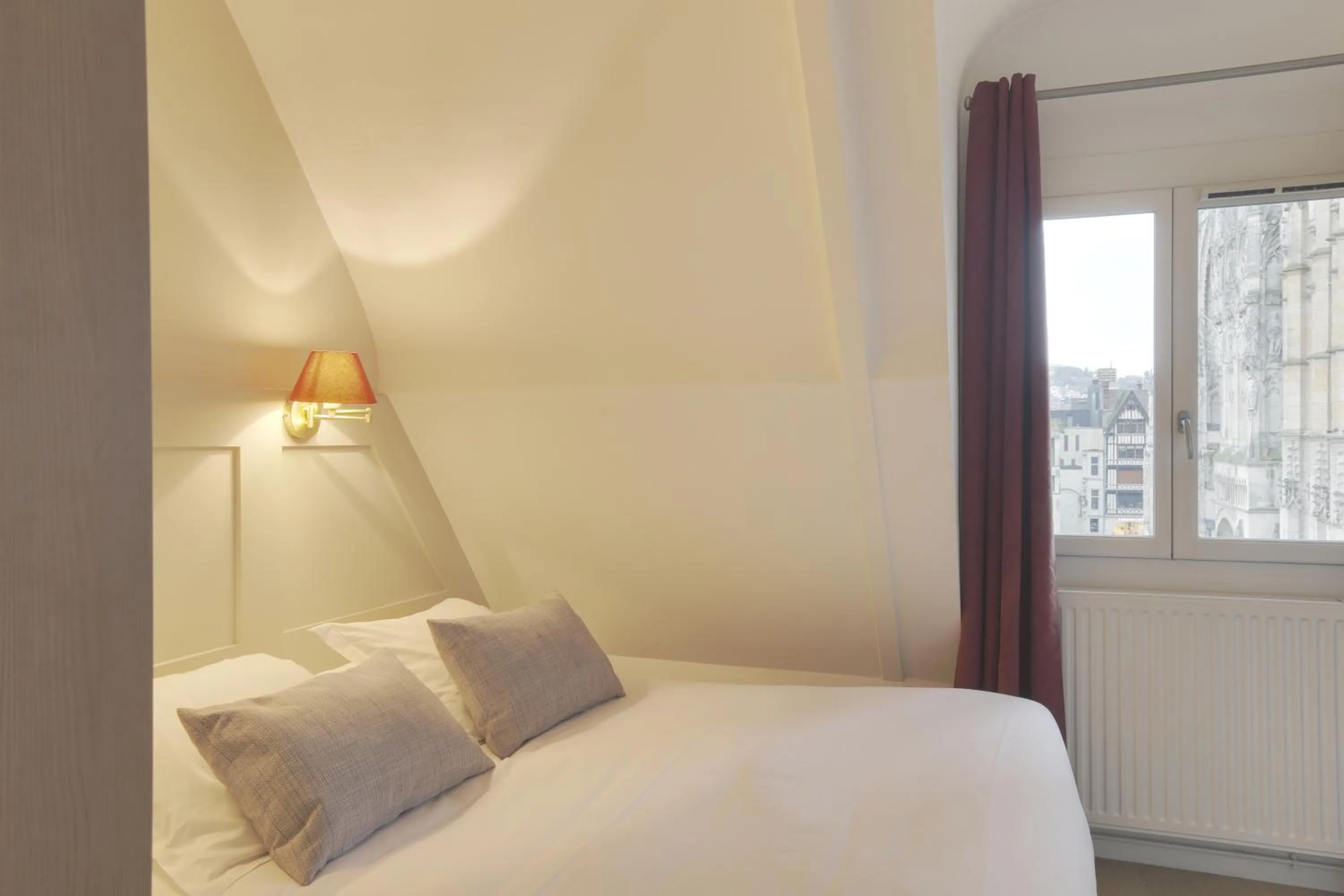 Bed in Hôtel Cardinal