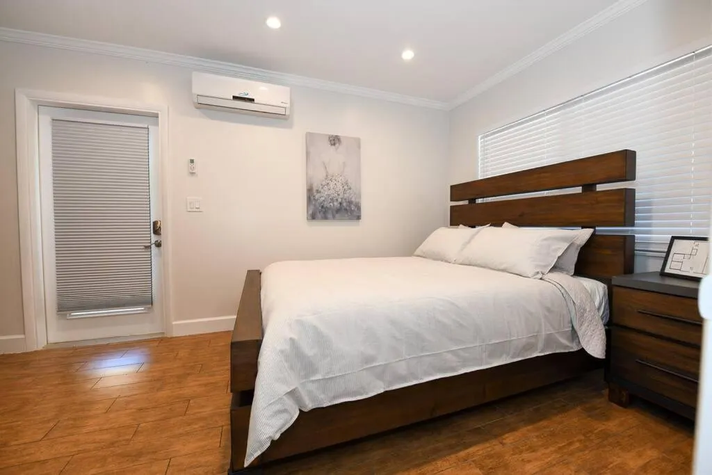 Bed in 4BR Home, Hot Tub, Near Beach & Wilton Manors